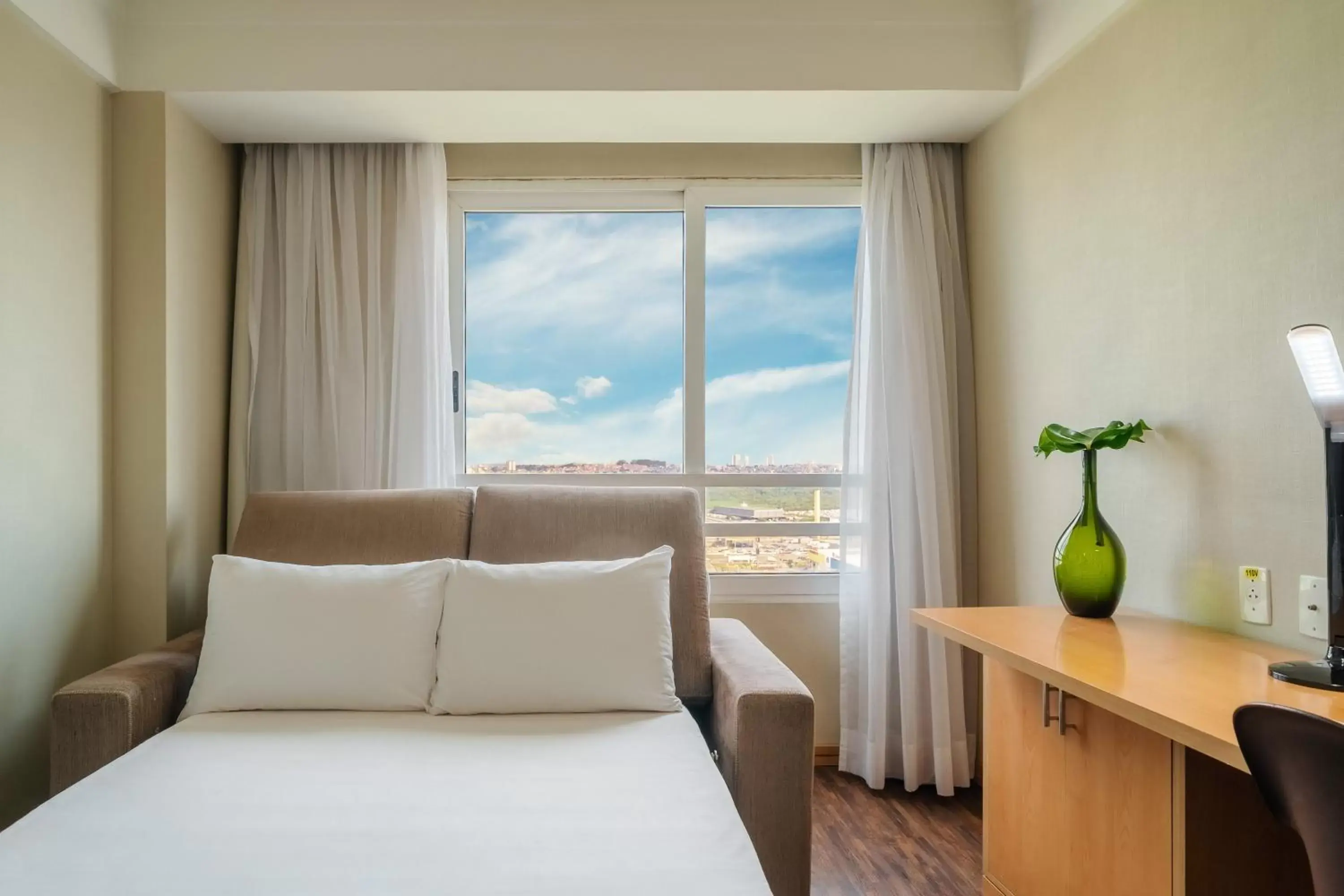 Bed, Seating Area in Mercure Guarulhos Aeroporto