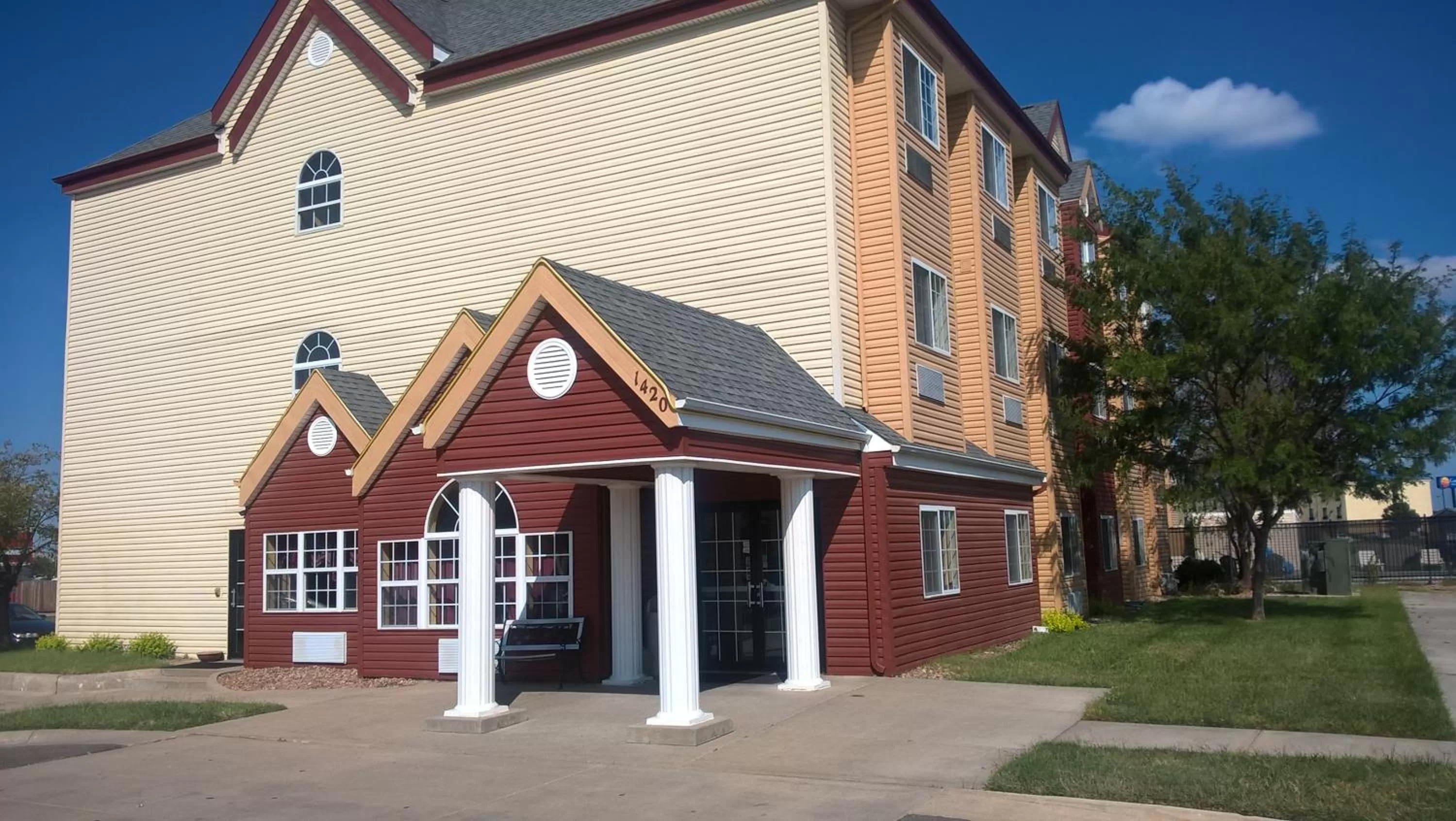 Facade/entrance in Days Inn & Suites by Wyndham Hutchinson