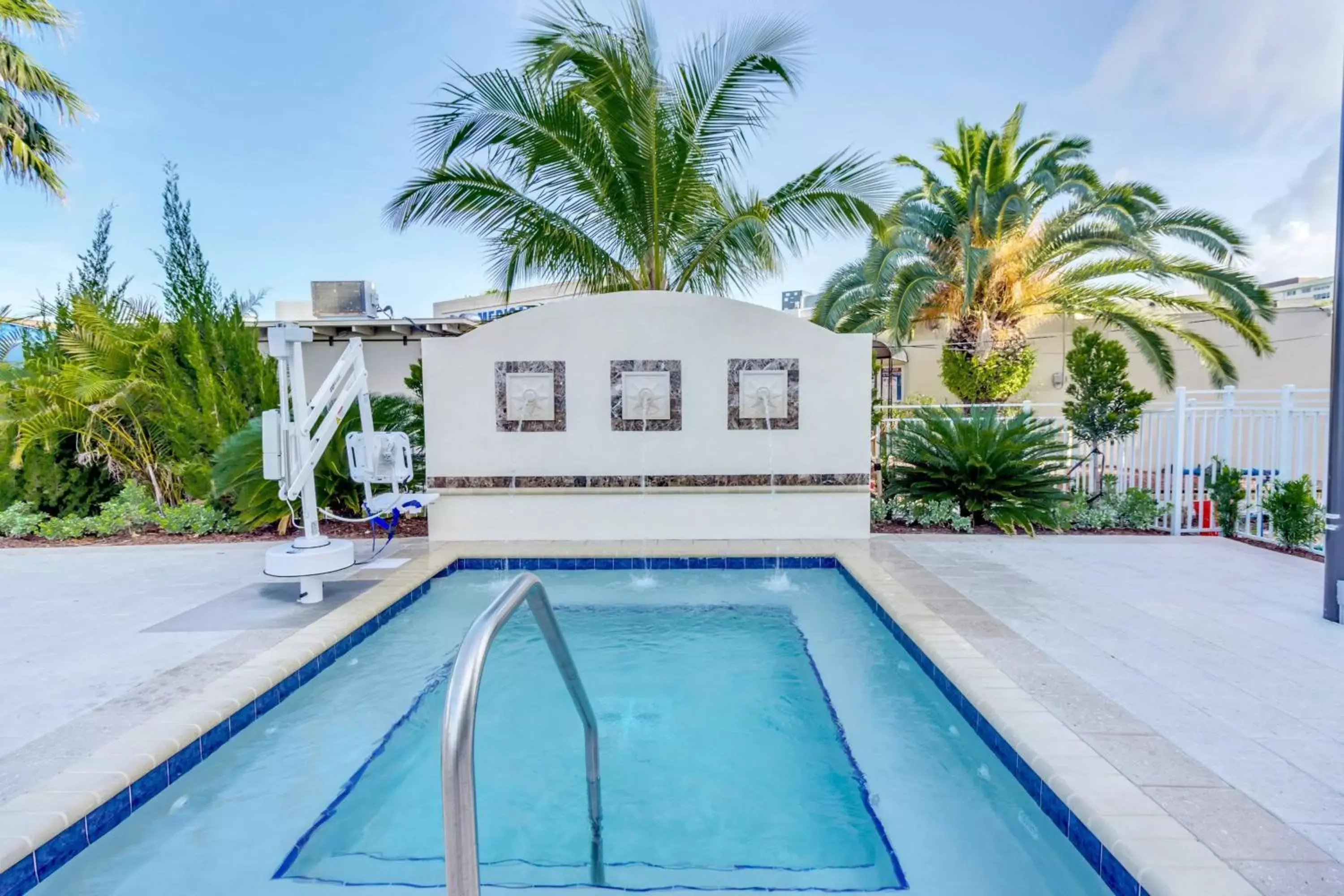 Swimming Pool in Courtyard by Marriott St. Petersburg Clearwater/Madeira Beach