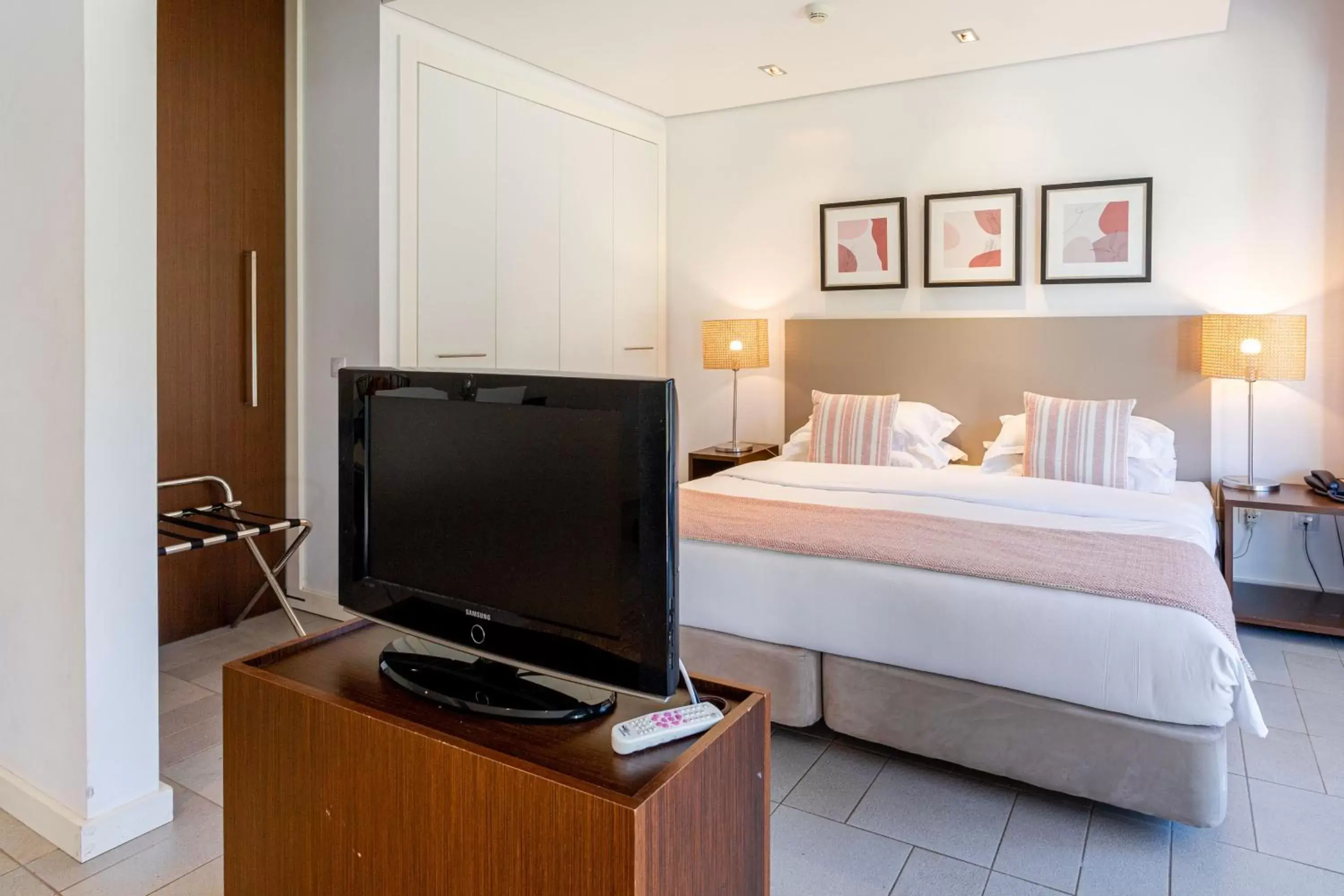 Bedroom, TV/Entertainment Center in Pelican Alvor