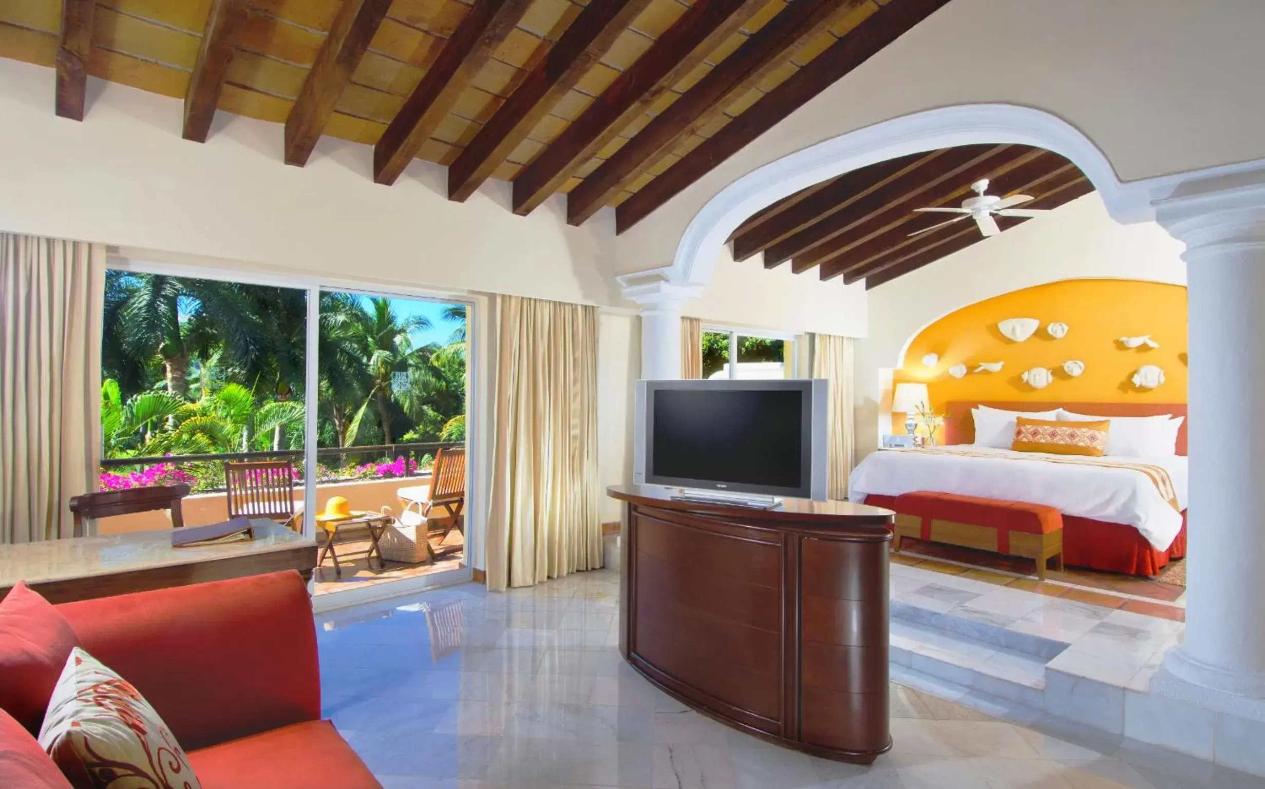 Bed, TV/Entertainment Center in Casa Velas – Adults only