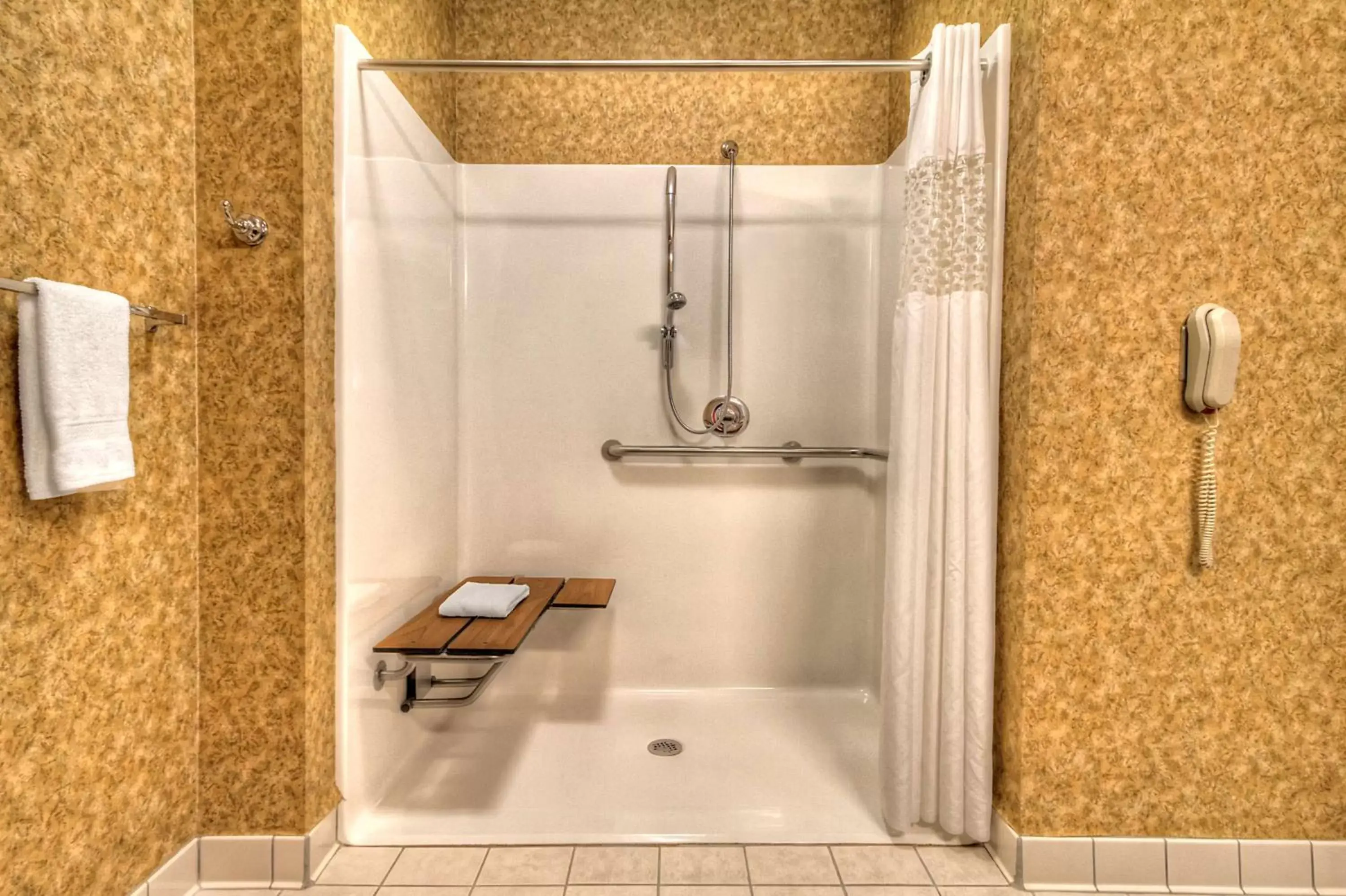 Bathroom in Hampton Inn & Suites Kalamazoo-Oshtemo