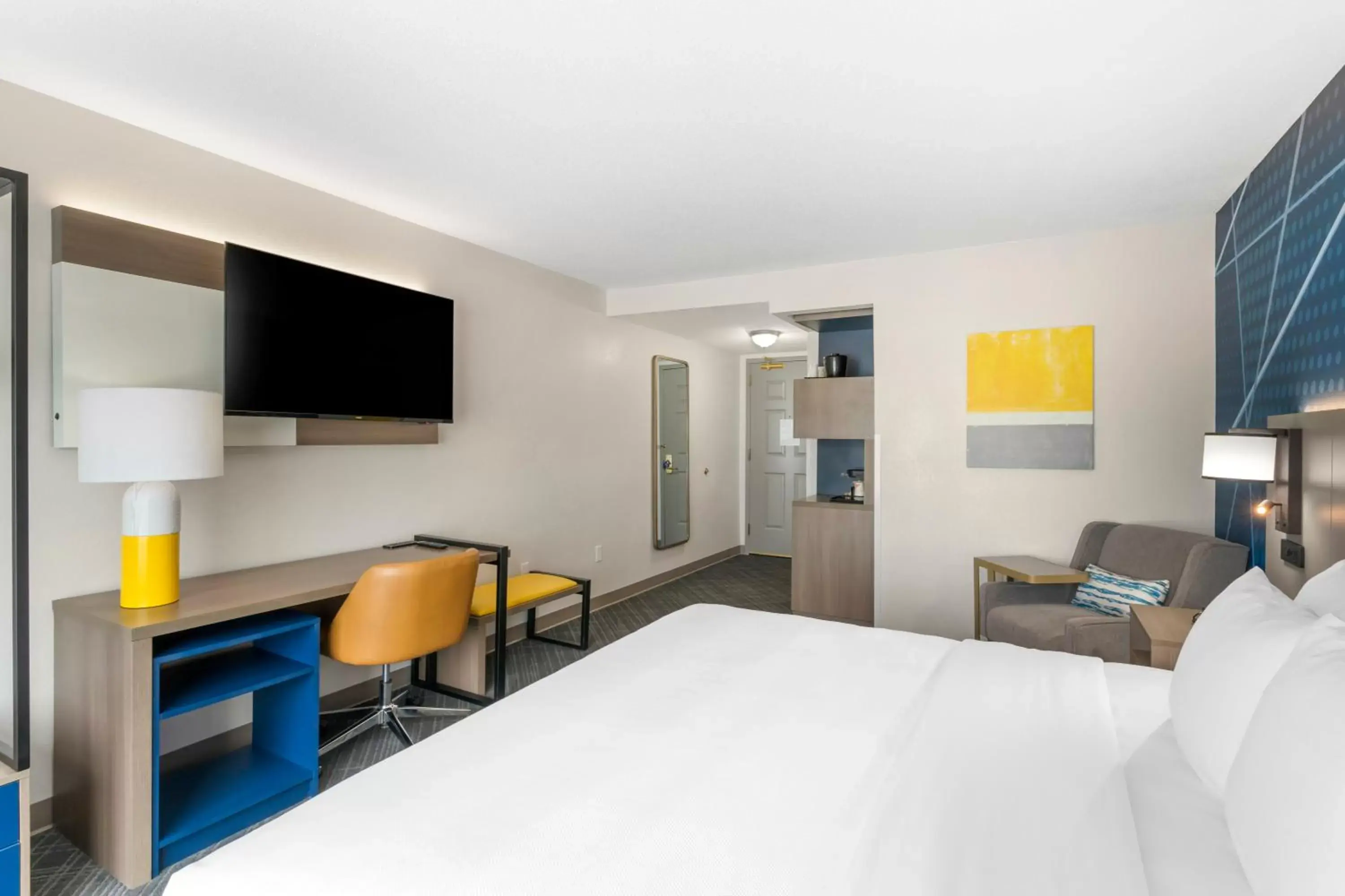 Bed in Comfort Inn & Suites Hampton near Coliseum