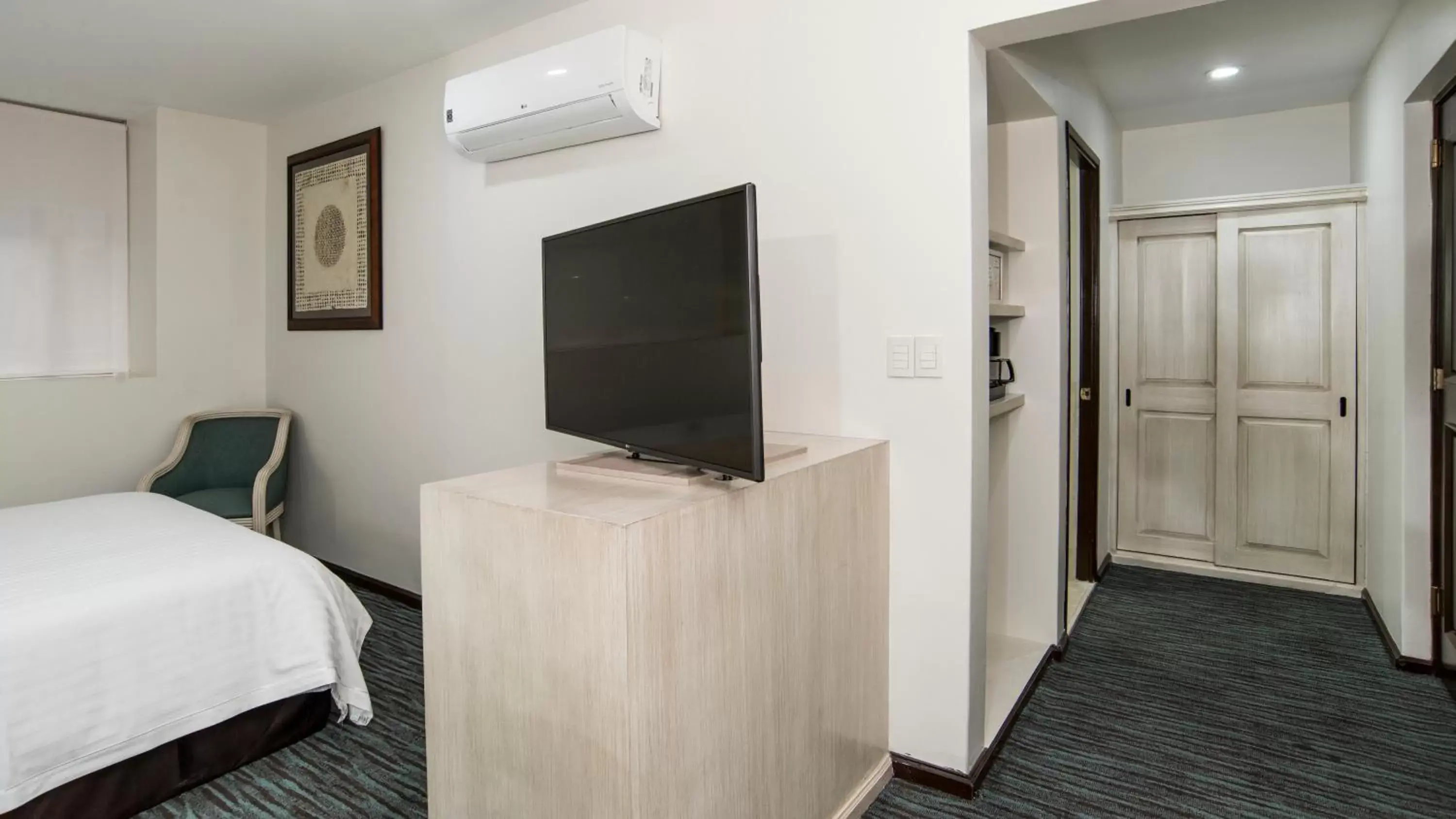 Photo of the whole room, TV/Entertainment Center in Holiday Inn & Suites Mexico Zona Reforma, an IHG Hotel
