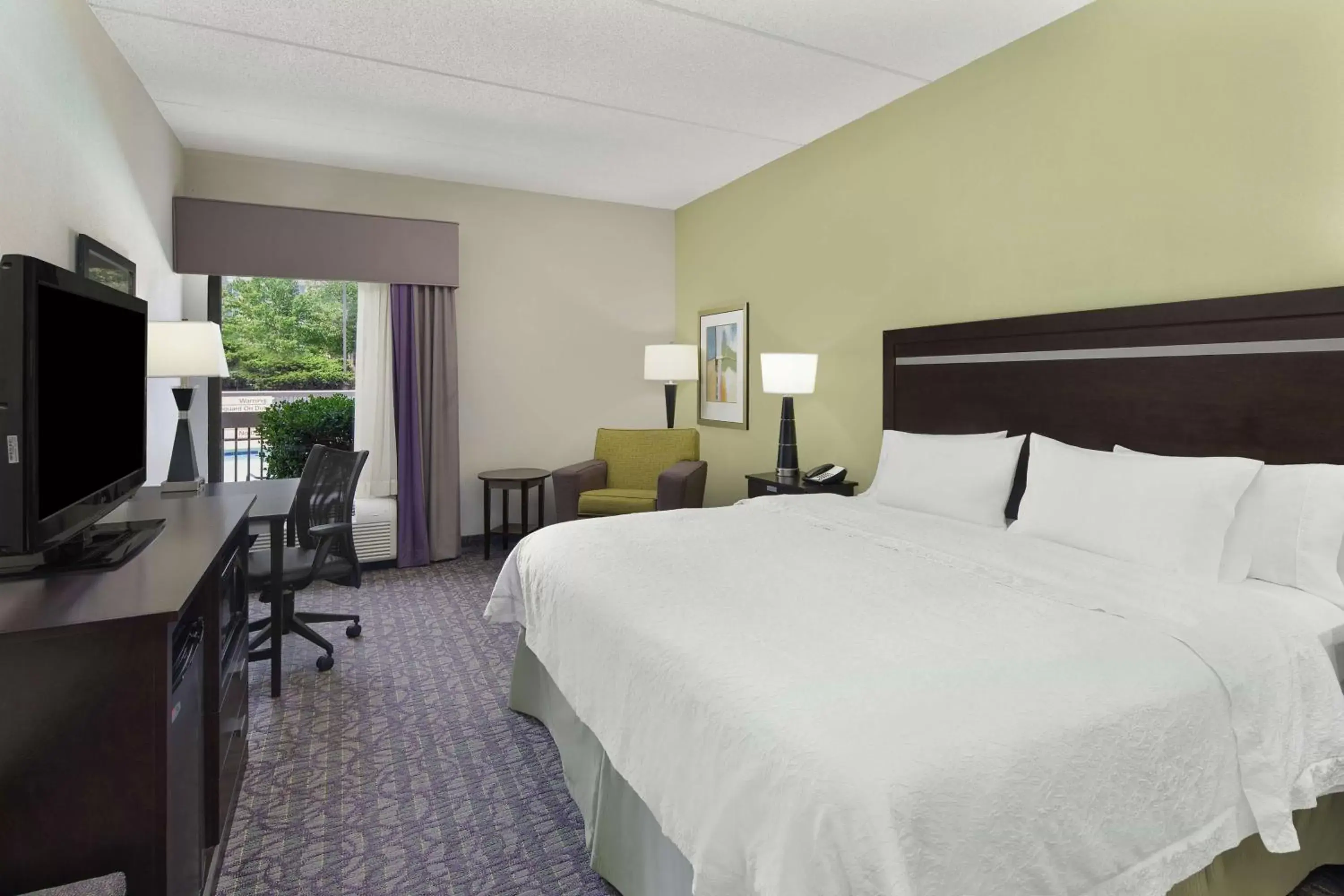 Bed in Hampton Inn Atlanta-Town Center/Kennesaw