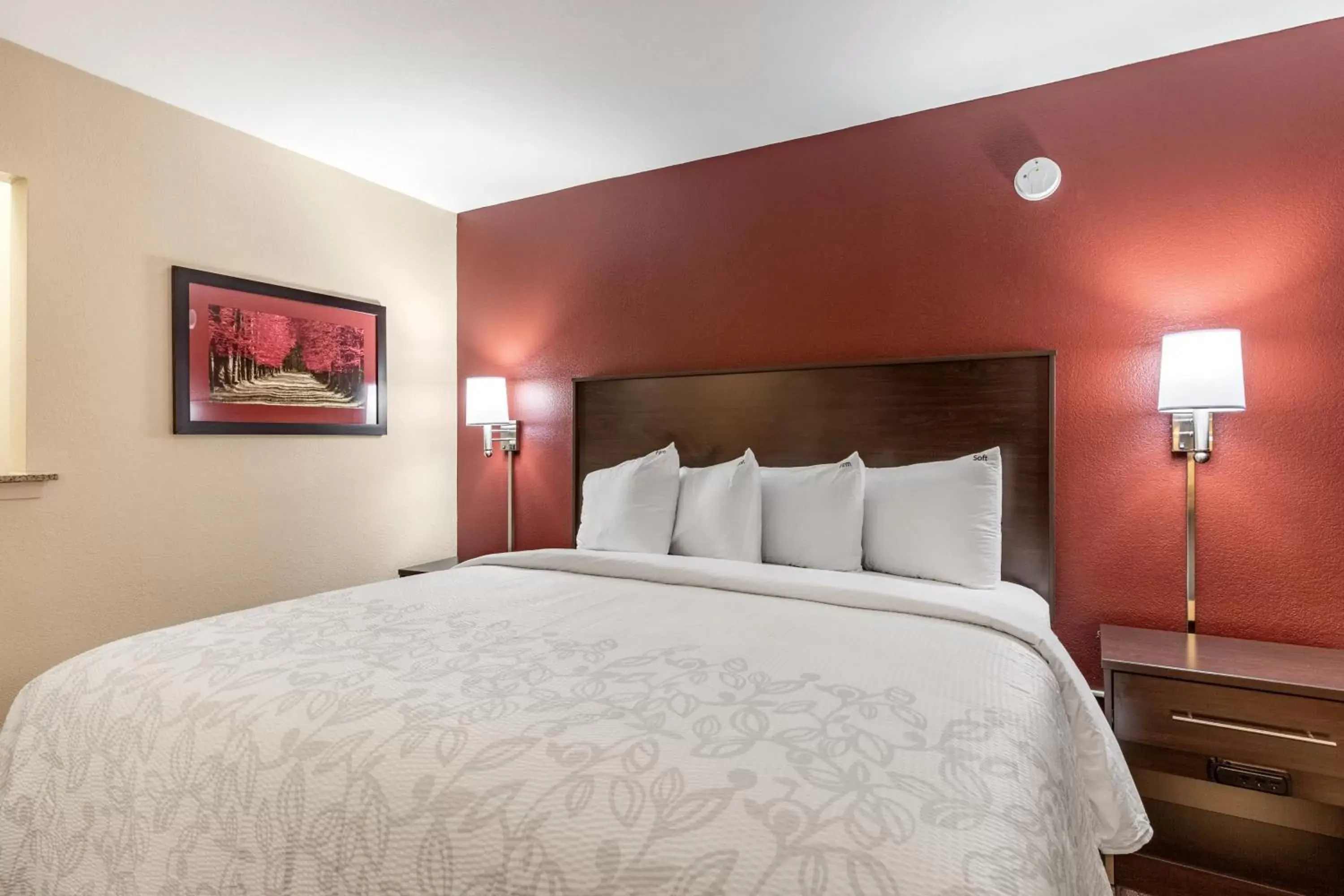 Photo of the whole room, Bed in Red Roof Inn PLUS & Suites Houston - IAH Airport SW