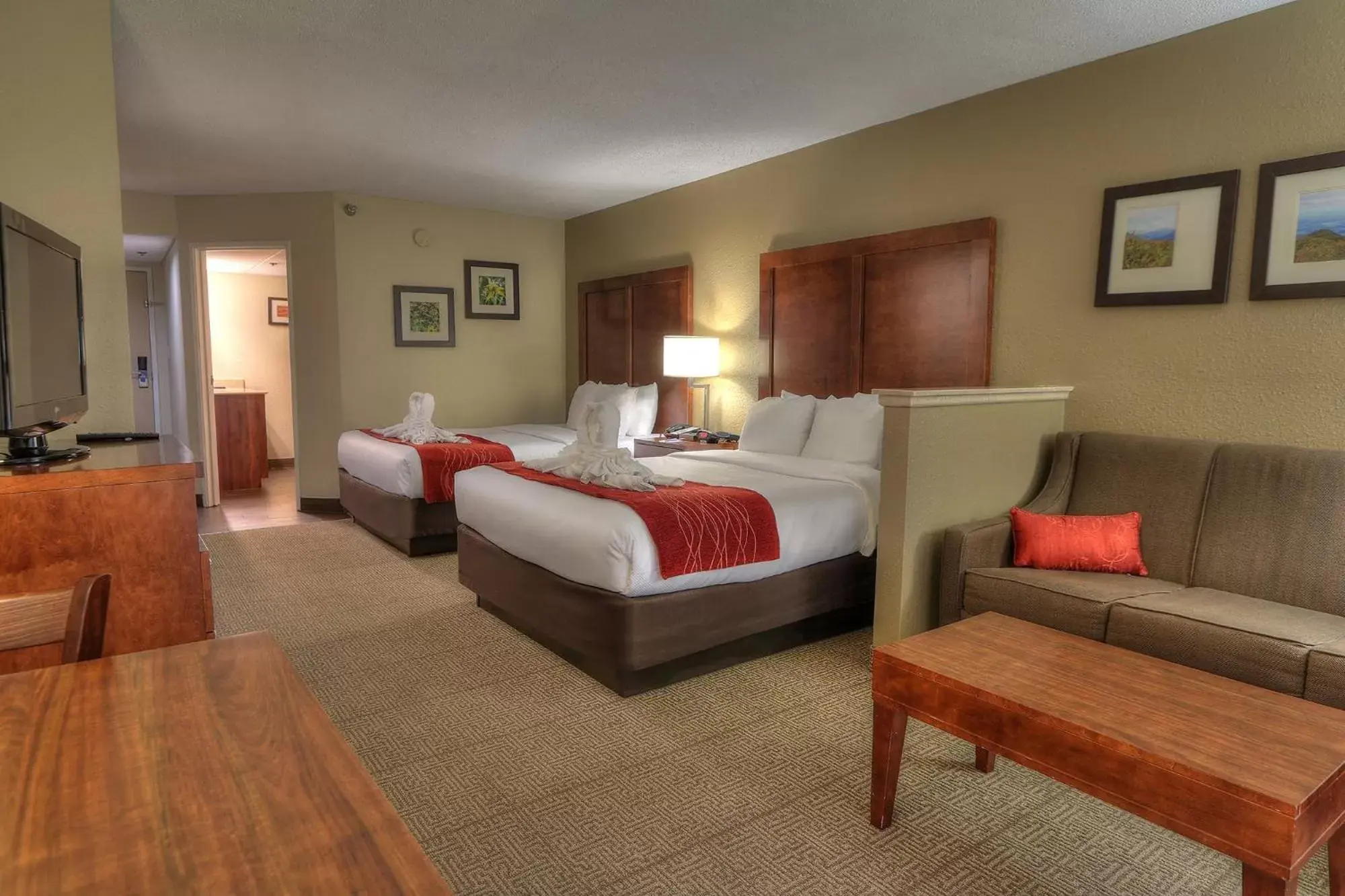 TV and multimedia, Bed in Comfort Inn & Suites at Dollywood Lane