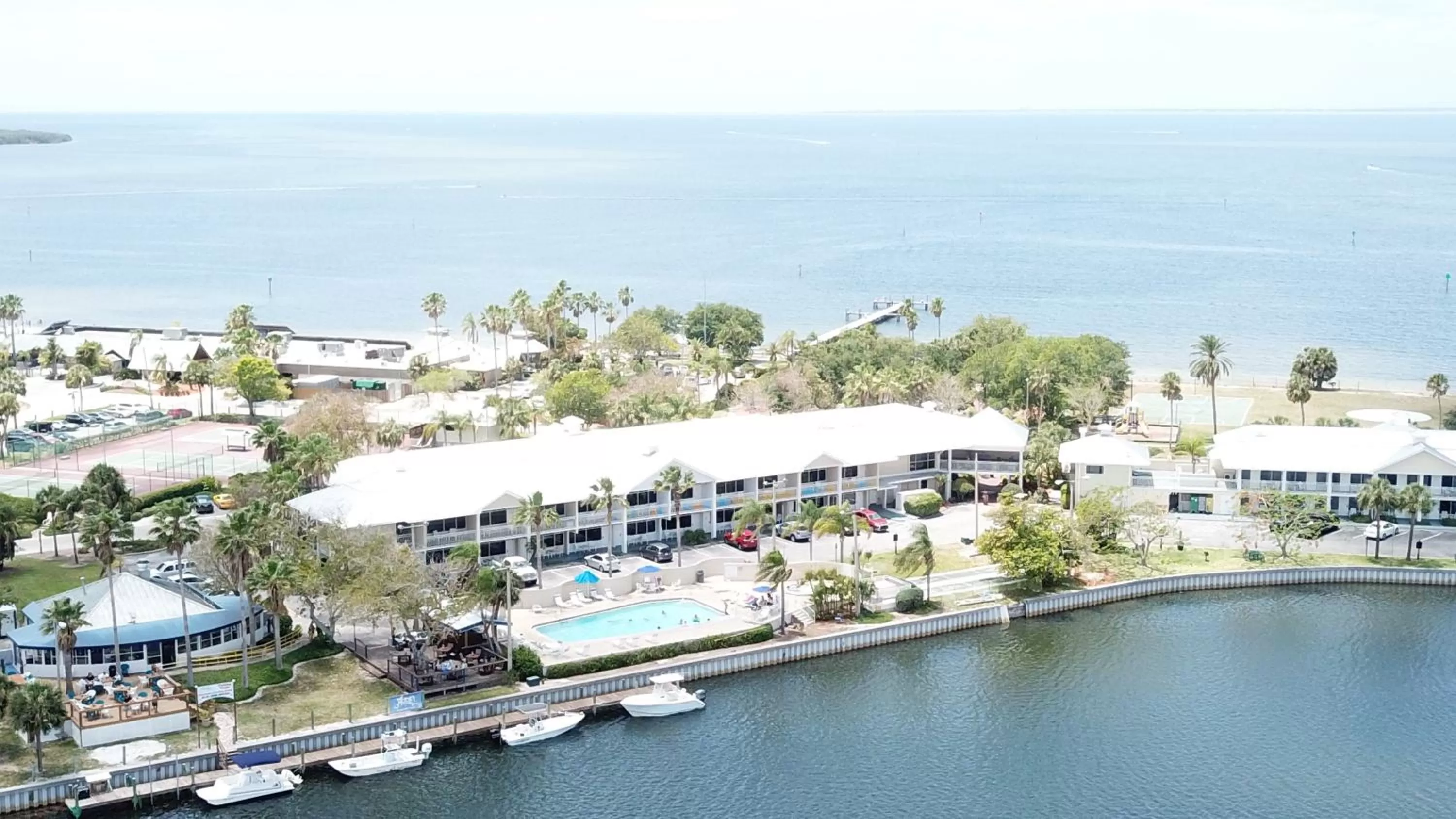 Property building in TAMPA BAY, BEACH step away, WIFI, FREE PARKING,POOLS, JACUZZI