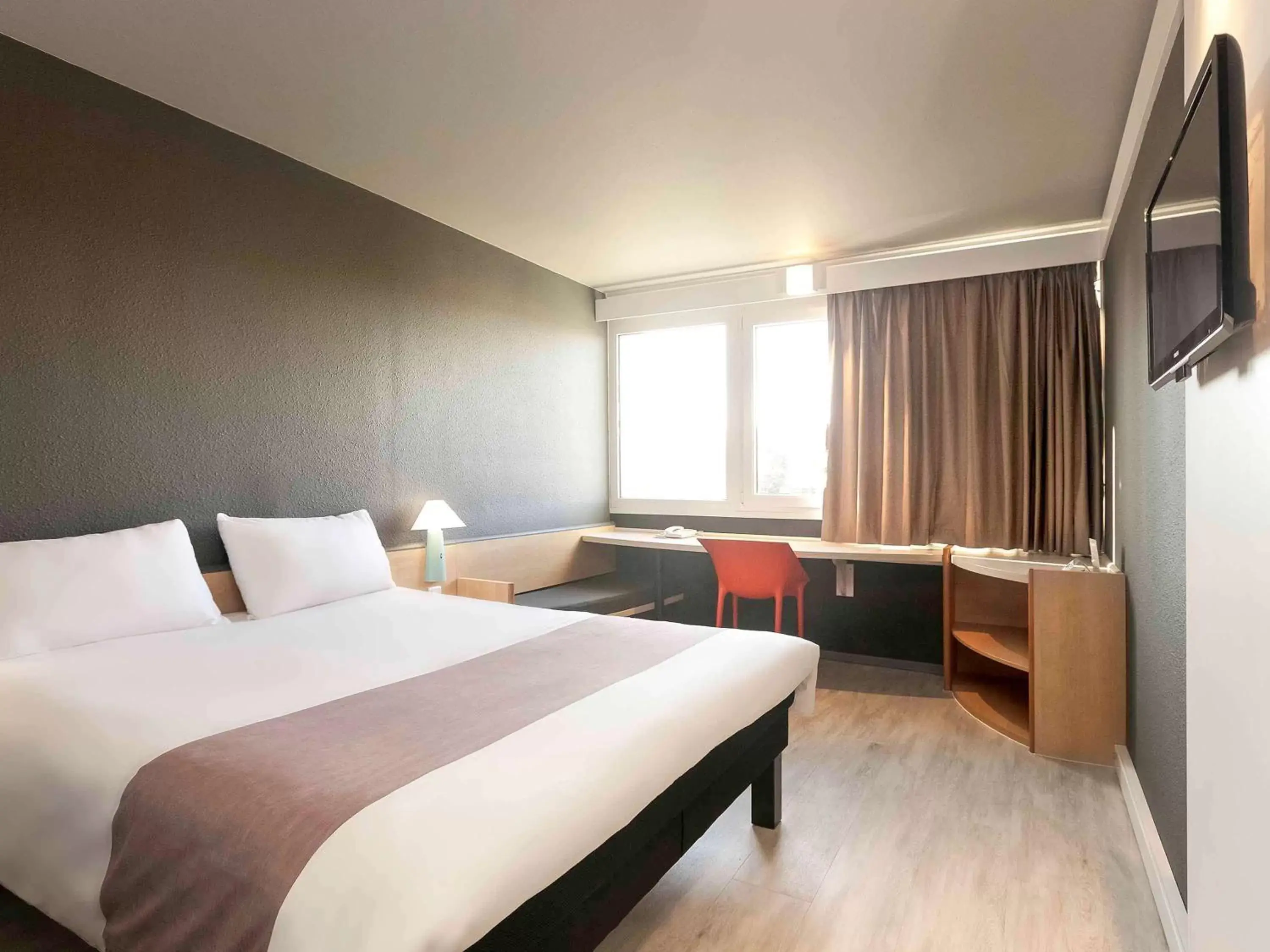 Photo of the whole room, Bed in Ibis Alès Centre Ville