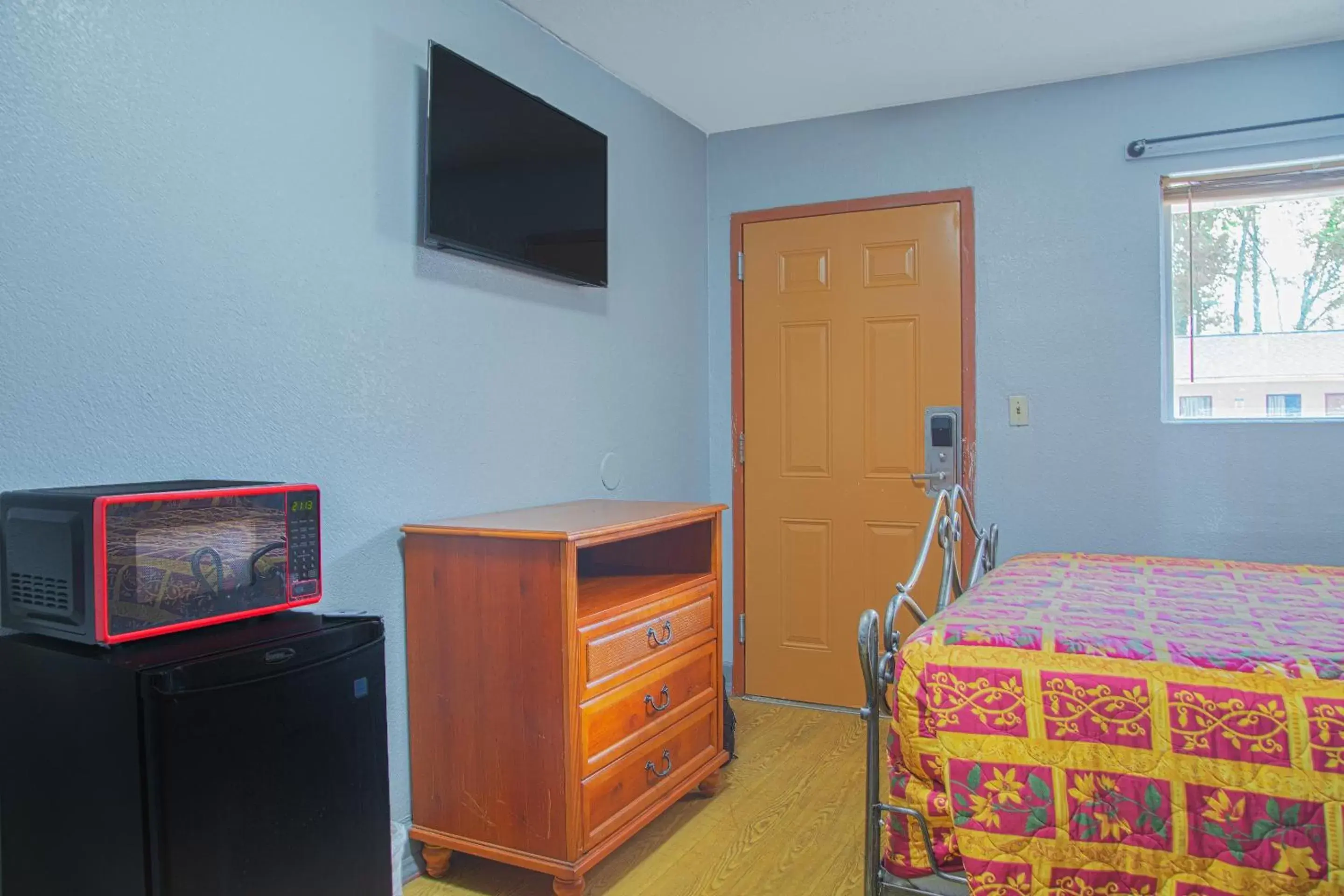Bedroom, TV/Entertainment Center in OYO Hotel I-20 Decatur, East Atlanta