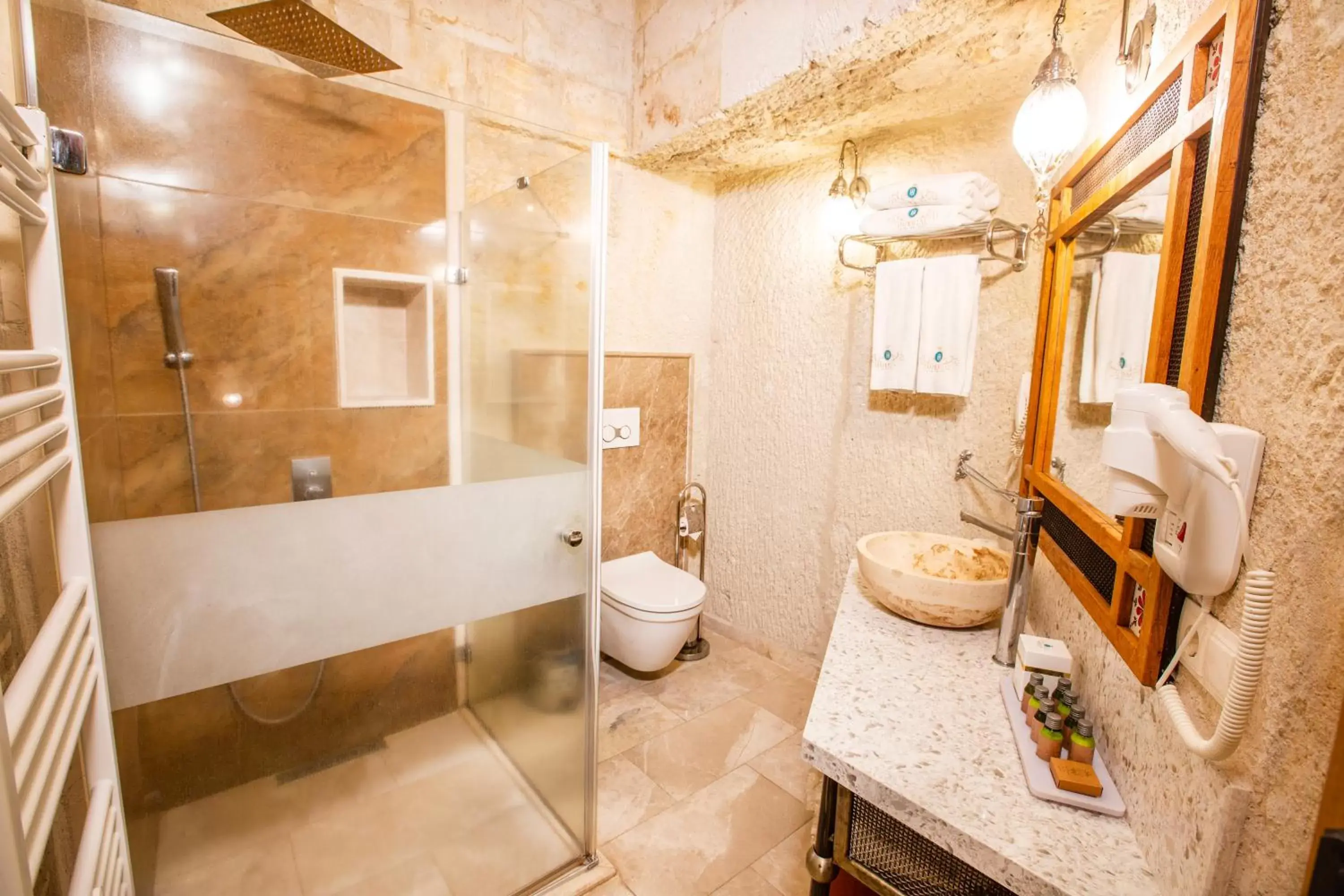 Shower, Bathroom in Imperial Cave Suites & Spa