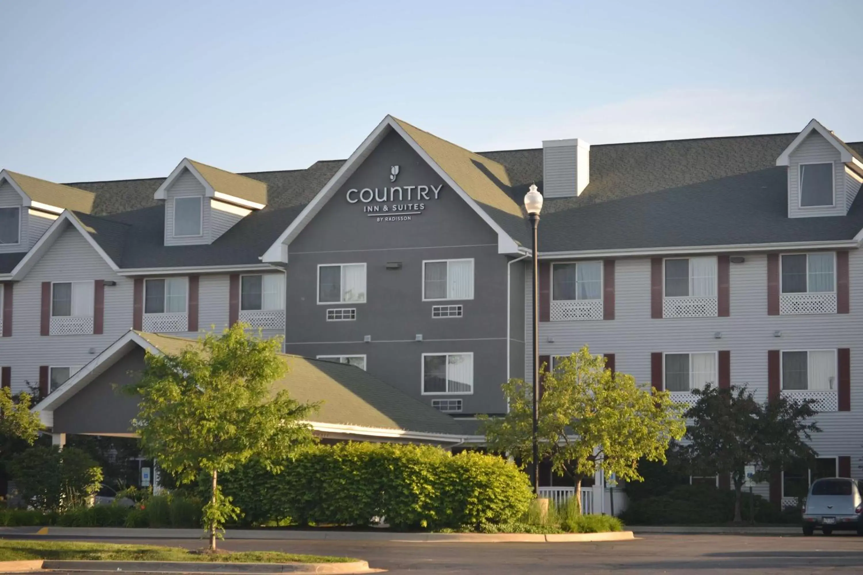Property building in Country Inn & Suites by Radisson, Gurnee, IL