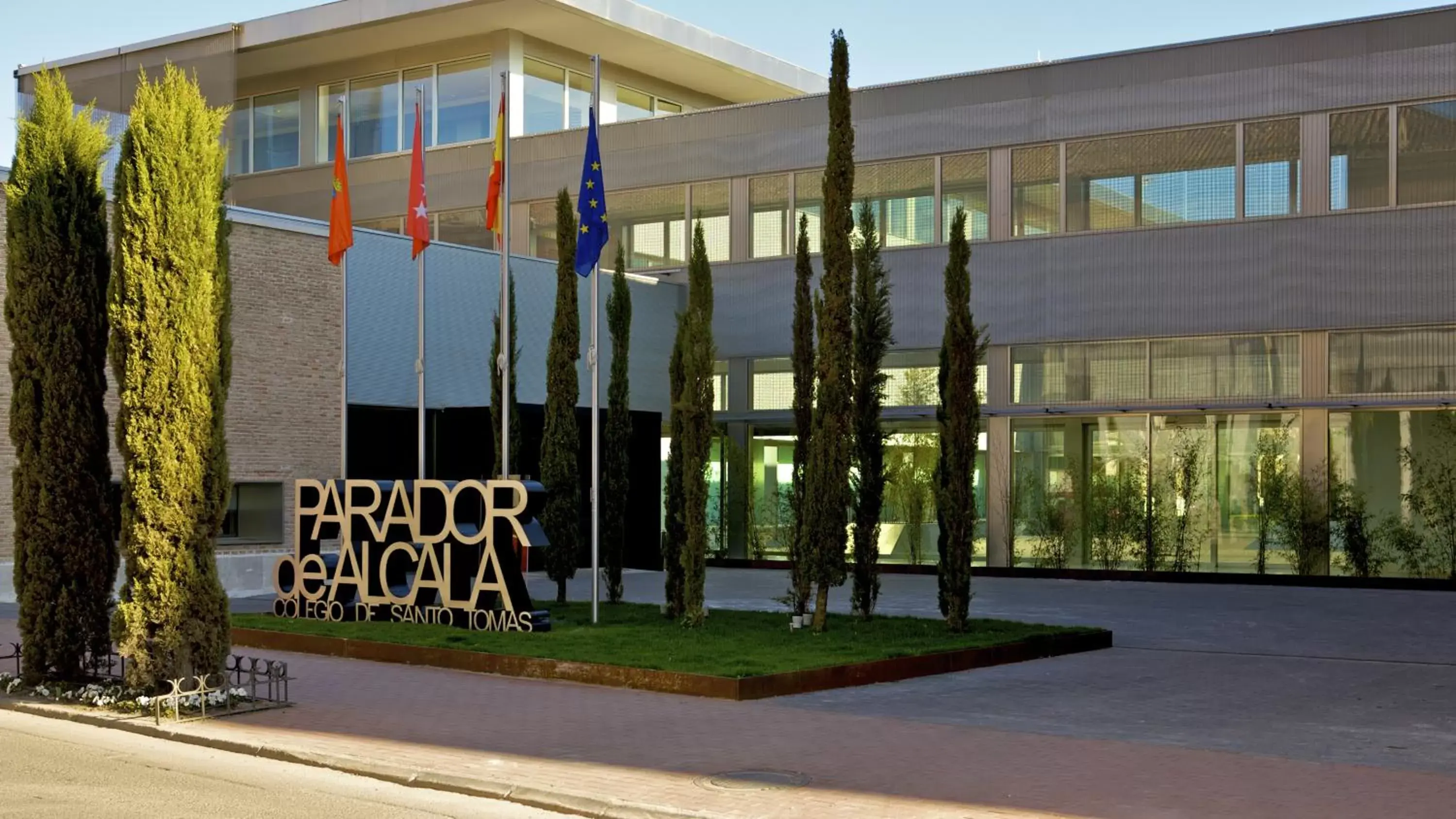 Facade/entrance in Parador de Alcalá de Henares