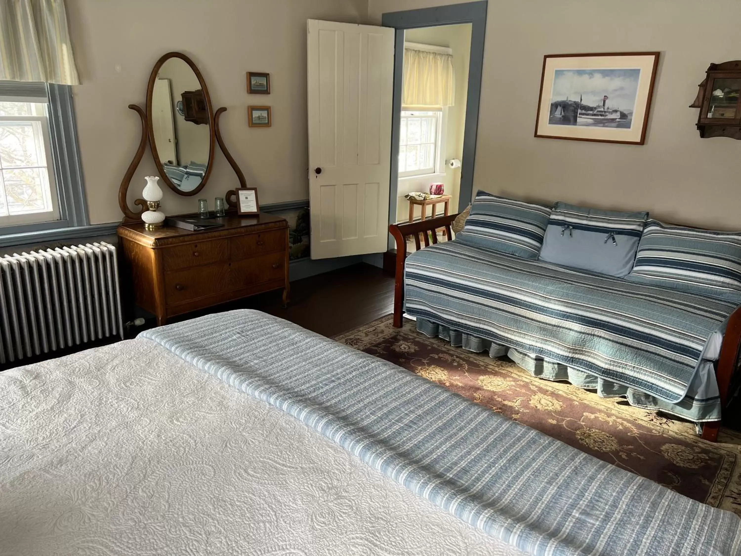 Bedroom, Bed in Shoreham Inn Bed & Breakfast