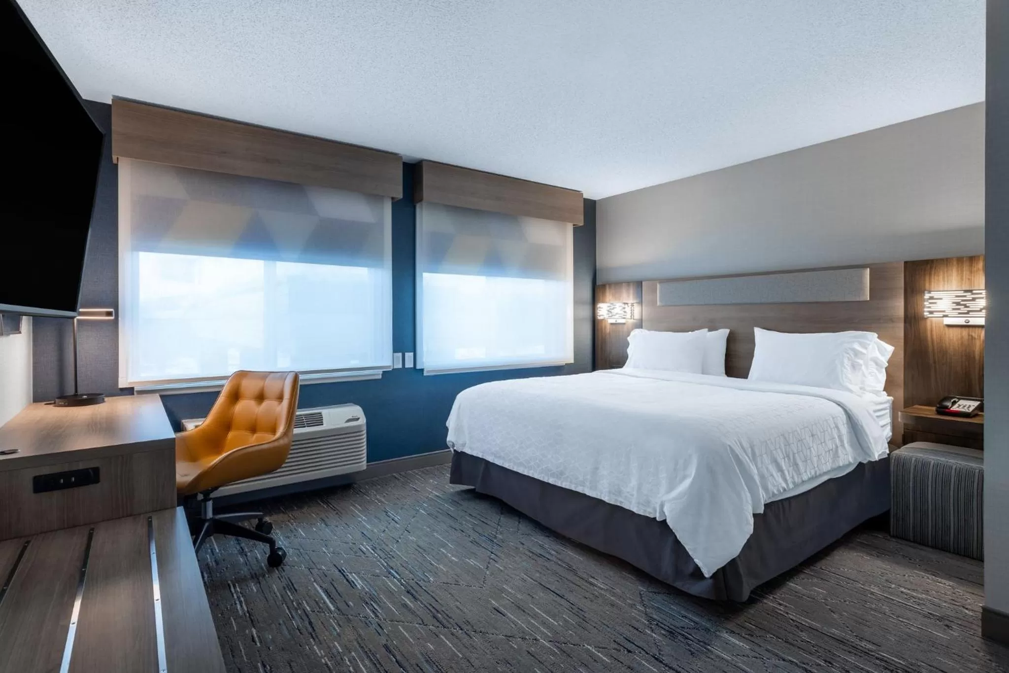 Photo of the whole room, Bed in Holiday Inn Express Hotel & Suites-St. Paul by IHG