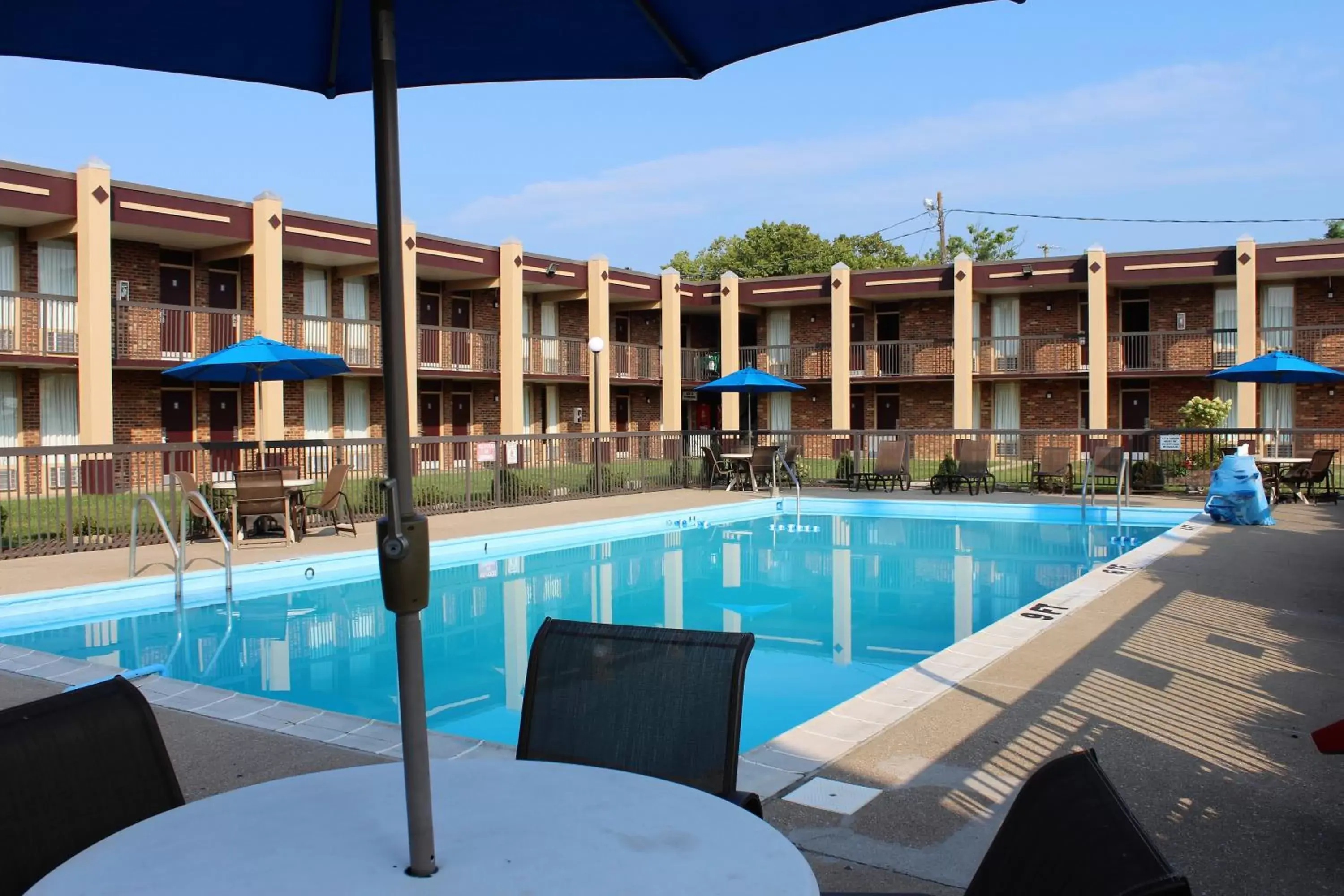 Swimming Pool in Bluegrass Inn