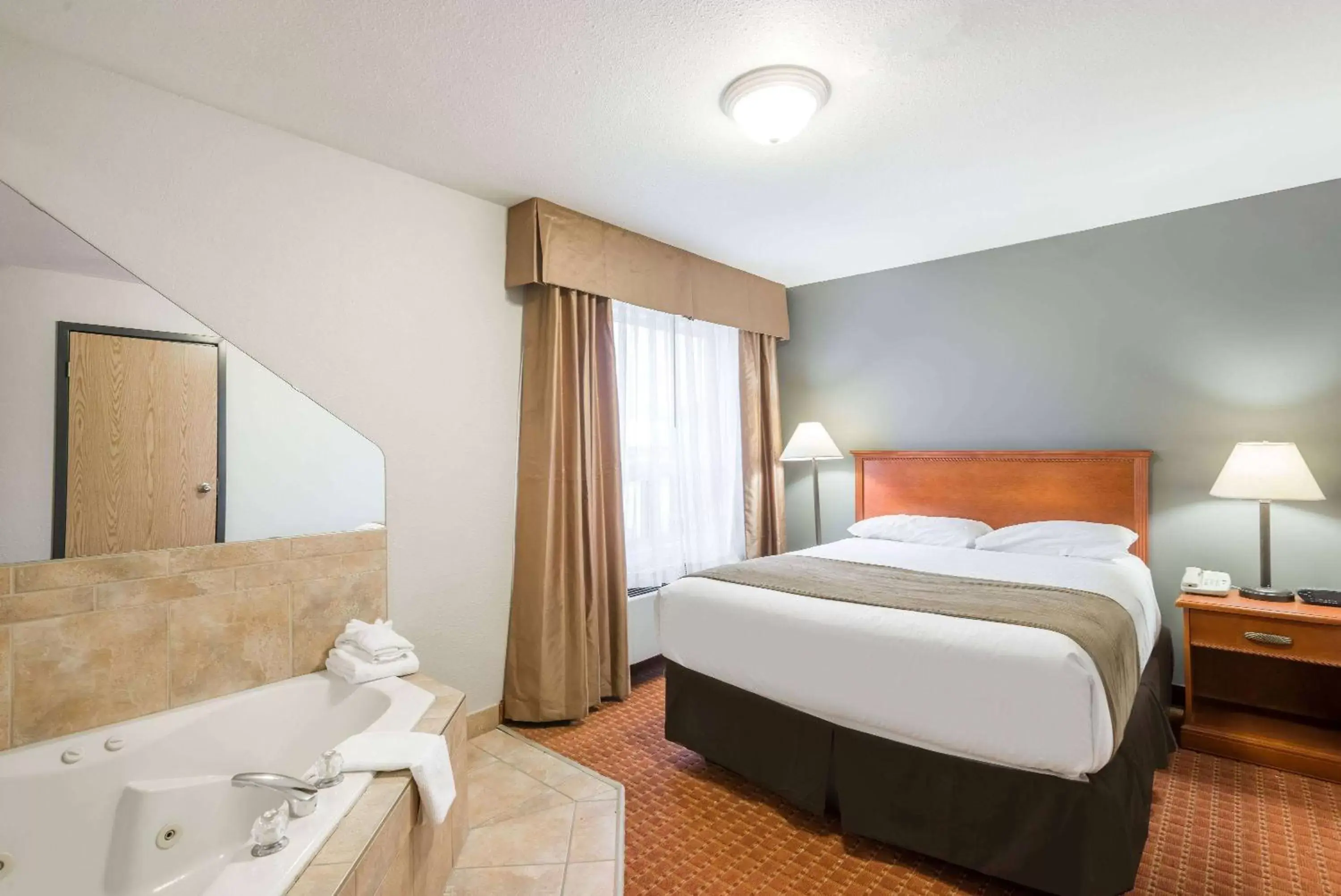 Photo of the whole room, Bed in Super 8 by Wyndham Grande Prairie
