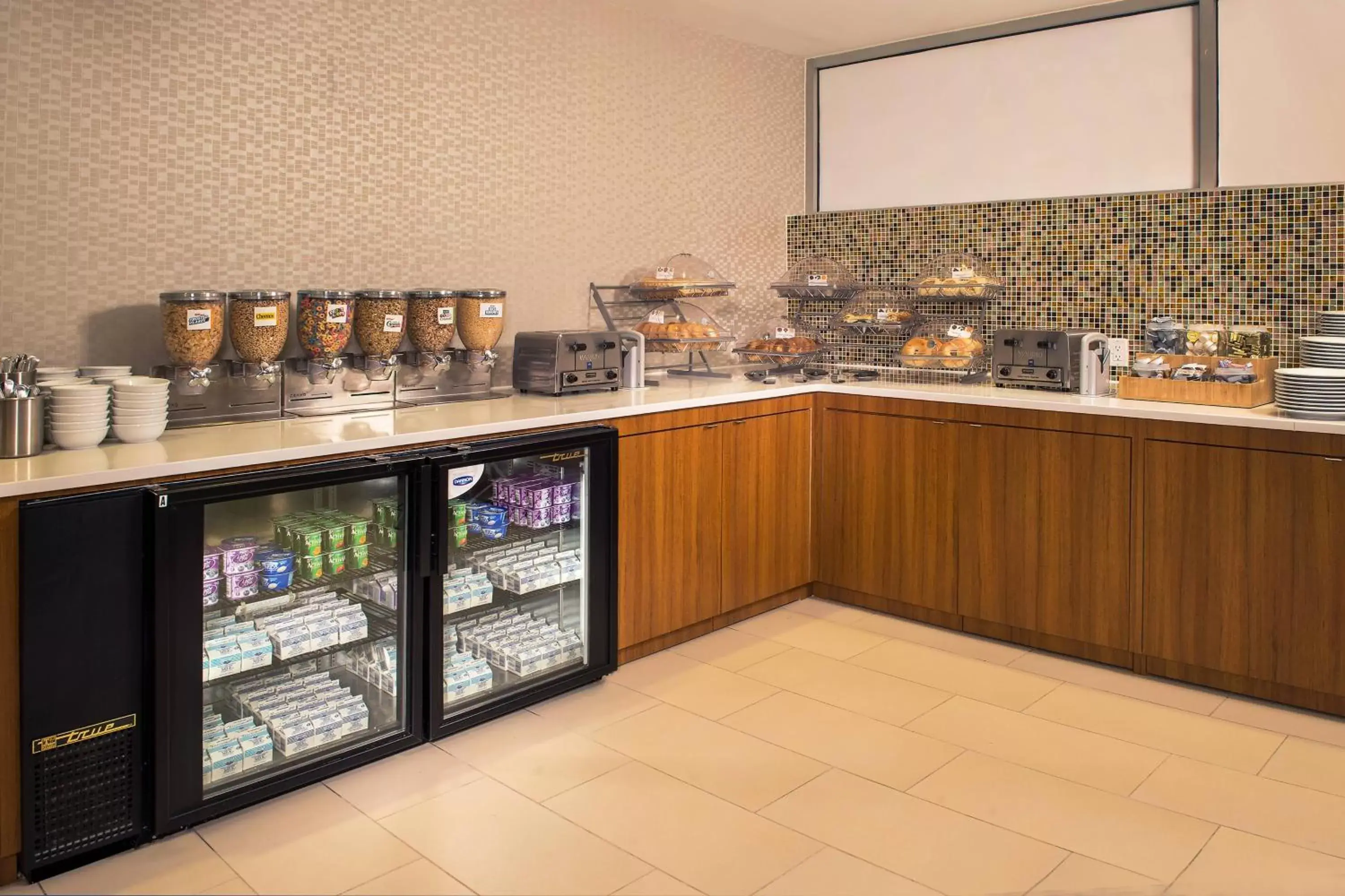 Breakfast, Kitchen/Kitchenette in SpringHill Suites by Marriott New York LaGuardia Airport