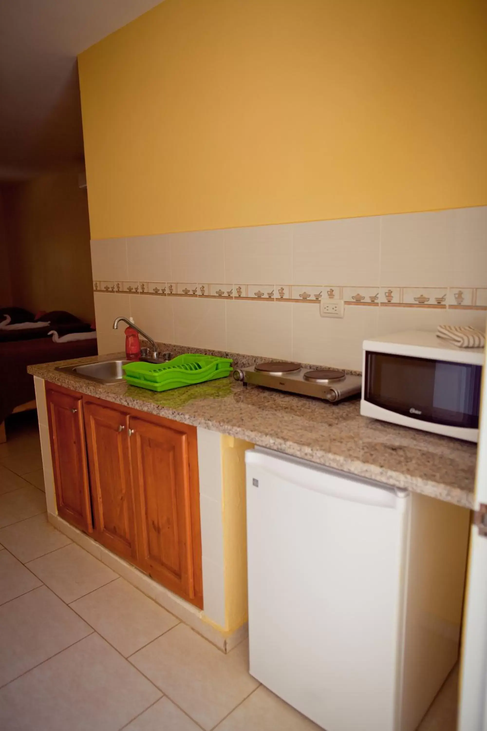 Kitchen or kitchenette, Kitchen/Kitchenette in Kite Beach Inn