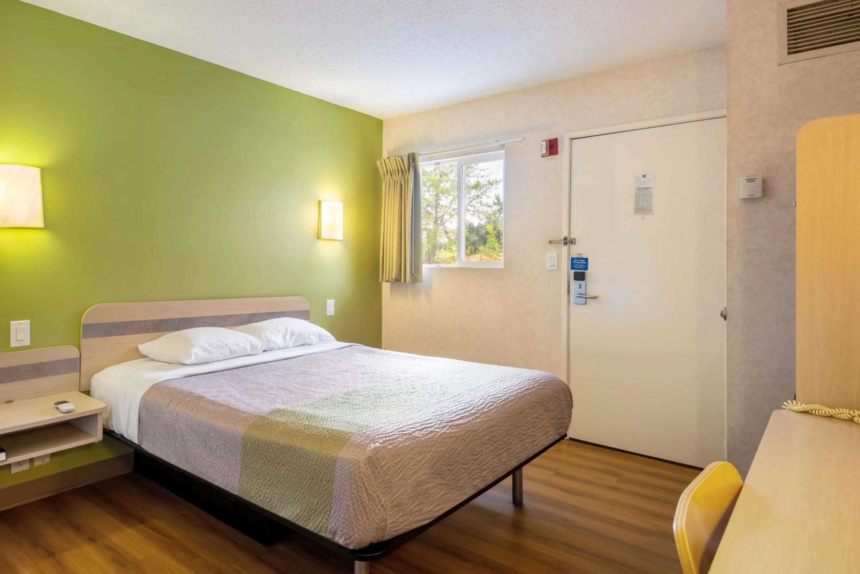 Photo of the whole room, Bed in Motel 6-Statesville, NC