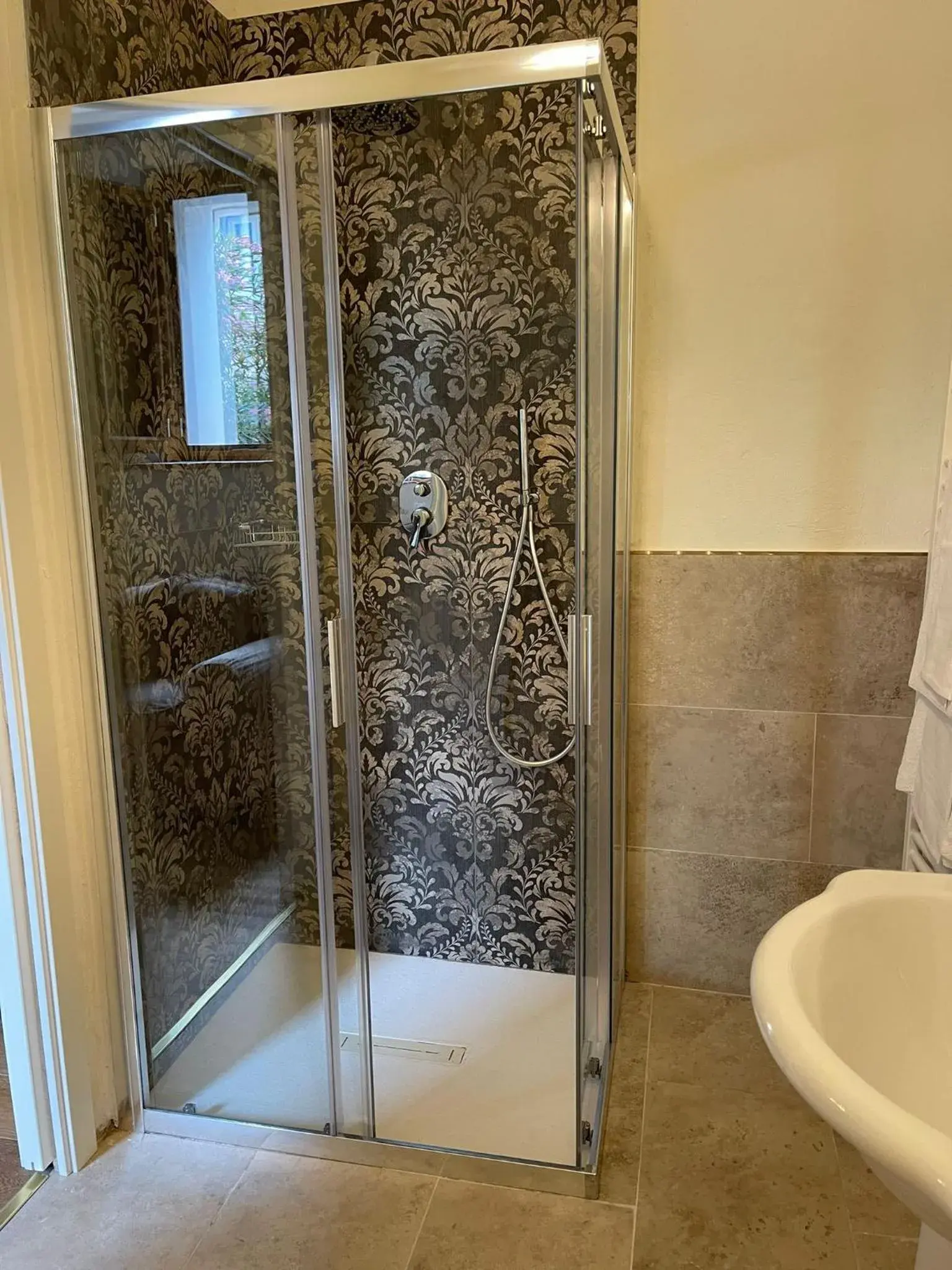 Shower, Bathroom in Hotel Villa Sermolli