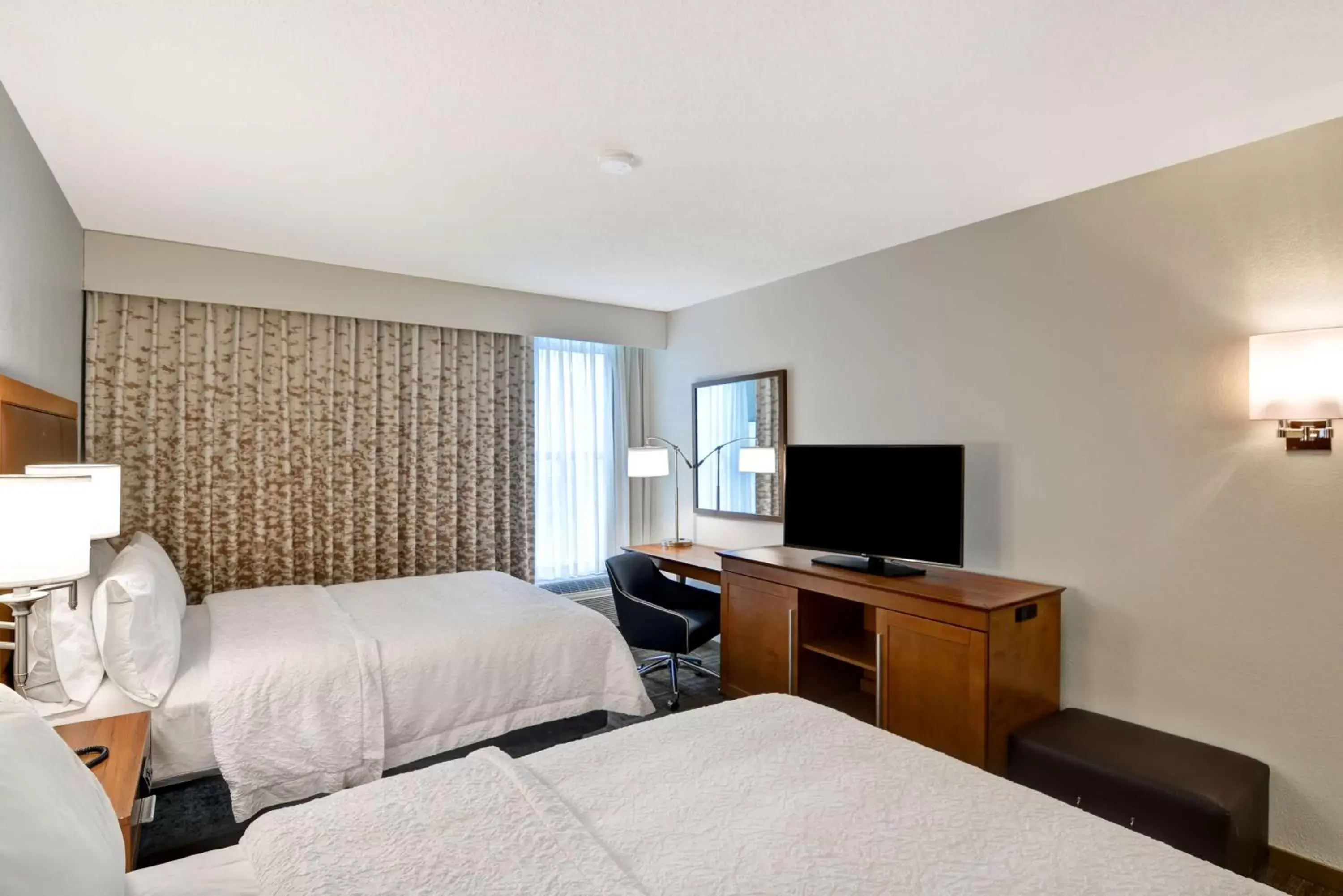 Bedroom, TV/Entertainment Center in Hampton Inn State College