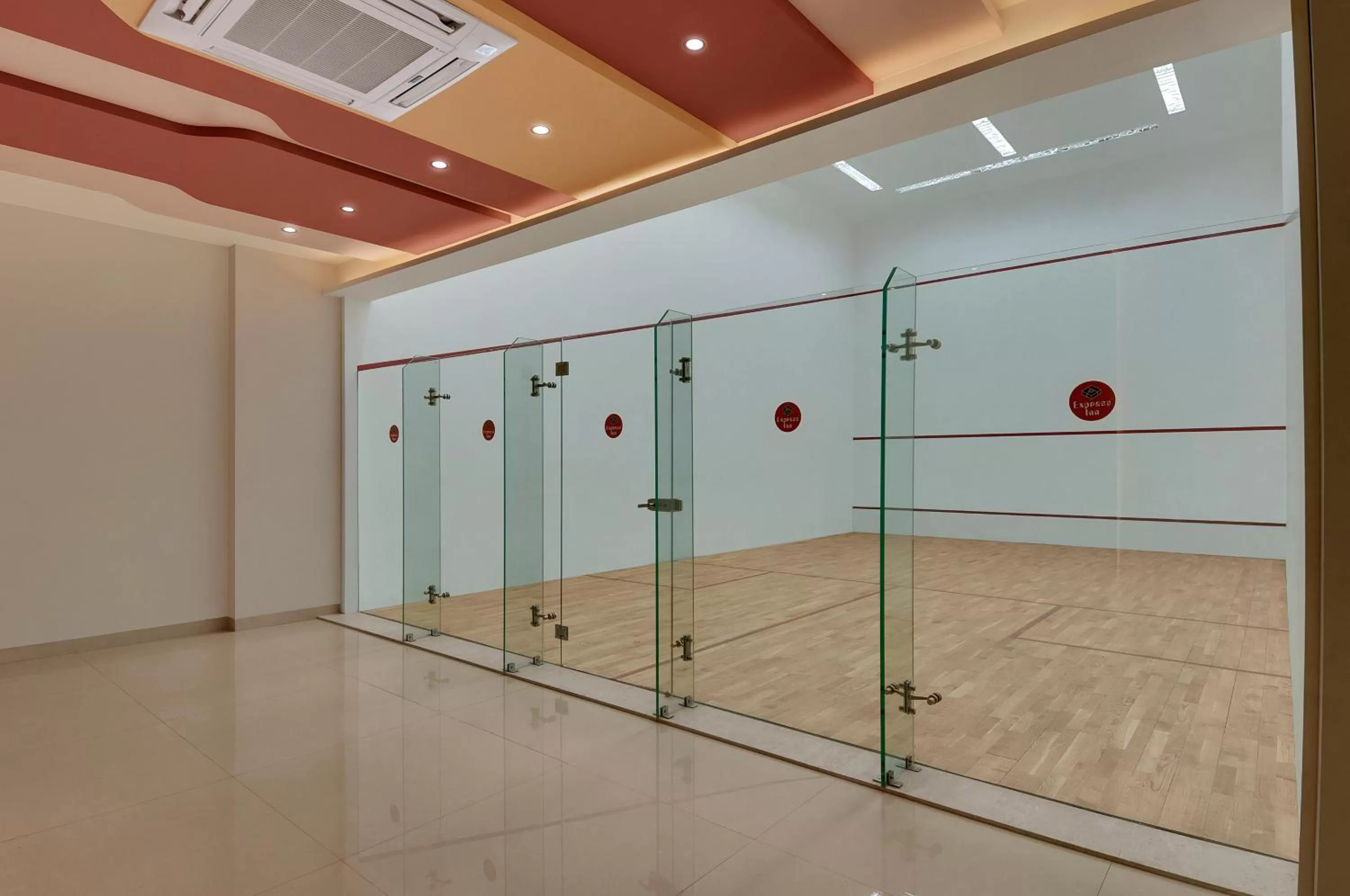 Squash in Express Inn The Business Luxury Hotel