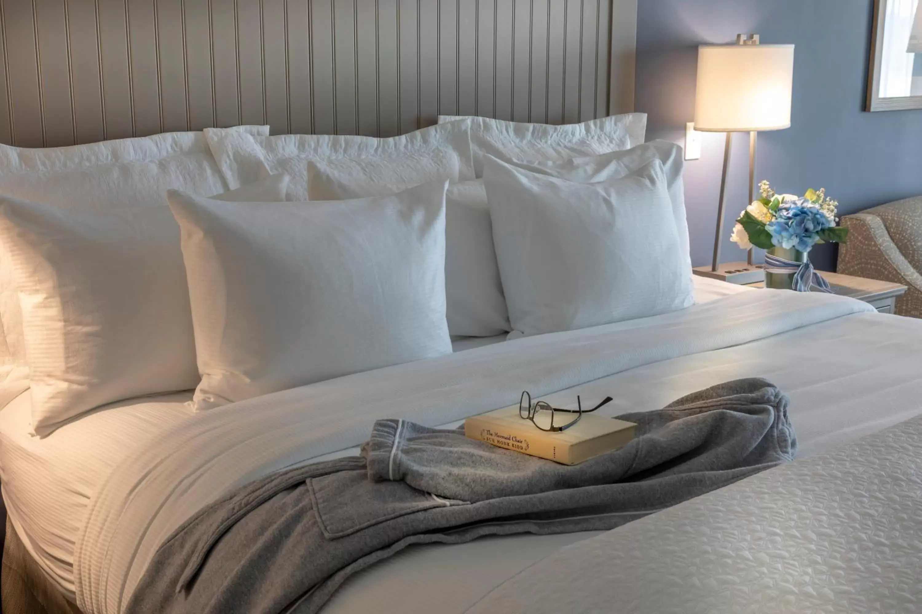 Bed in Chautauqua Harbor Hotel - Jamestown