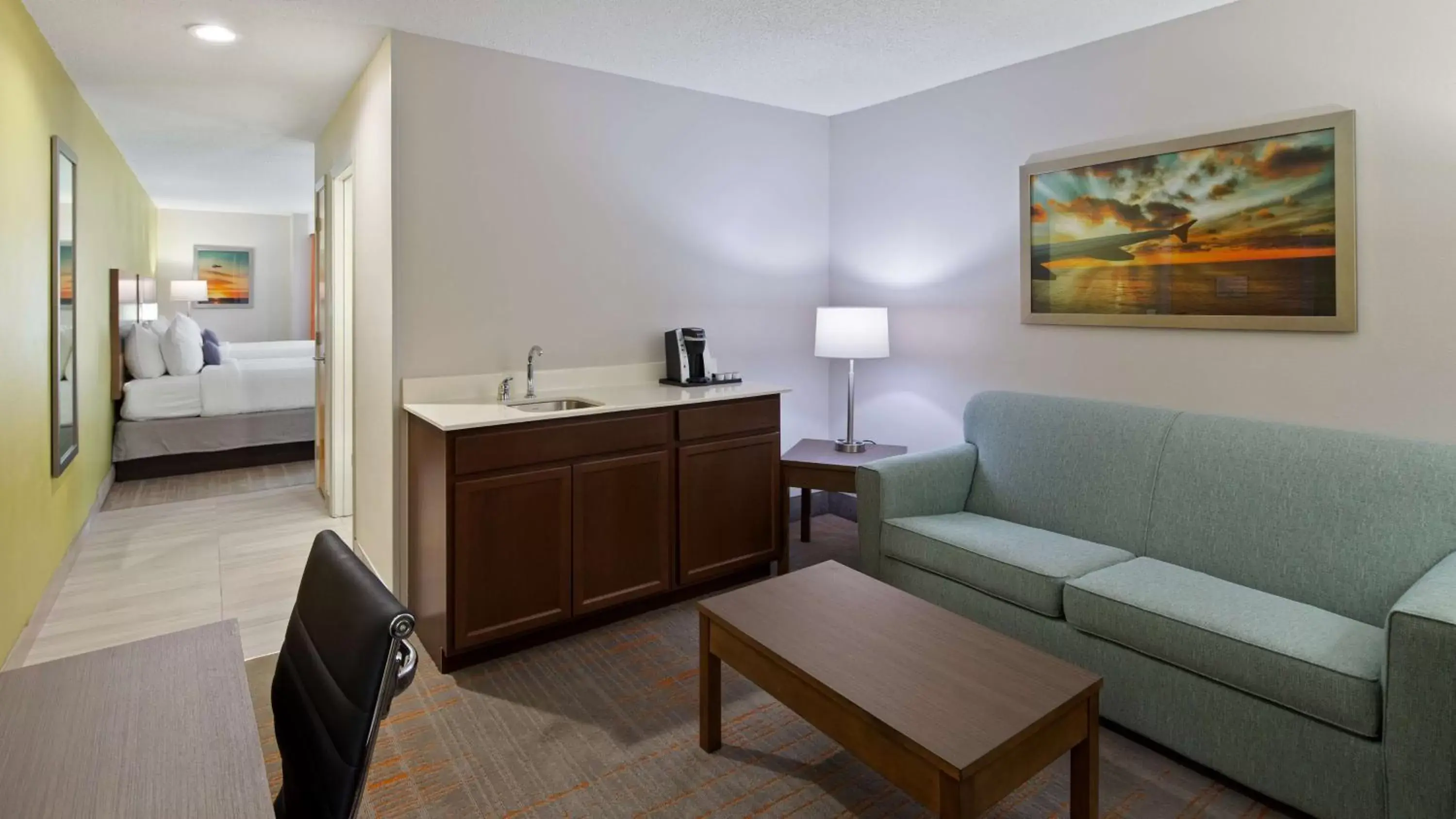 Photo of the whole room, Seating Area in Best Western Niceville - Eglin AFB Hotel