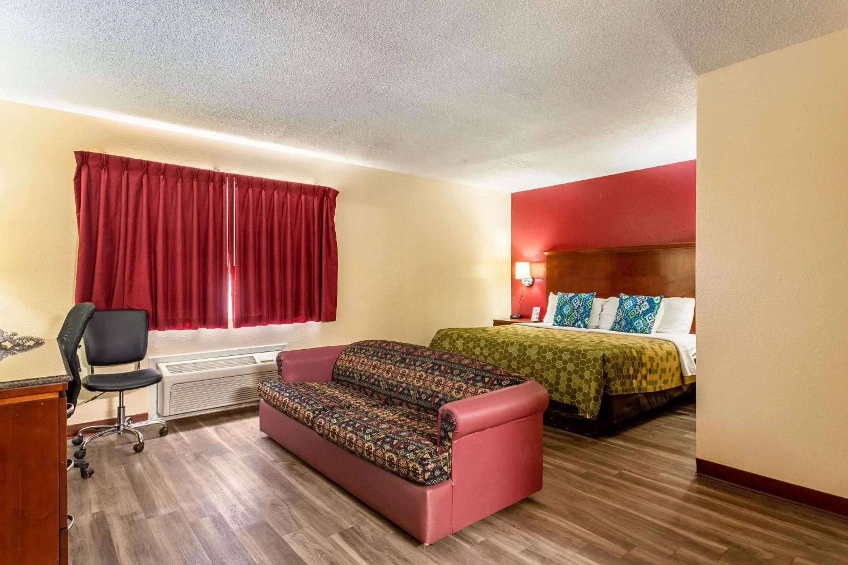 Photo of the whole room, Bed in Econo Lodge Gallup West
