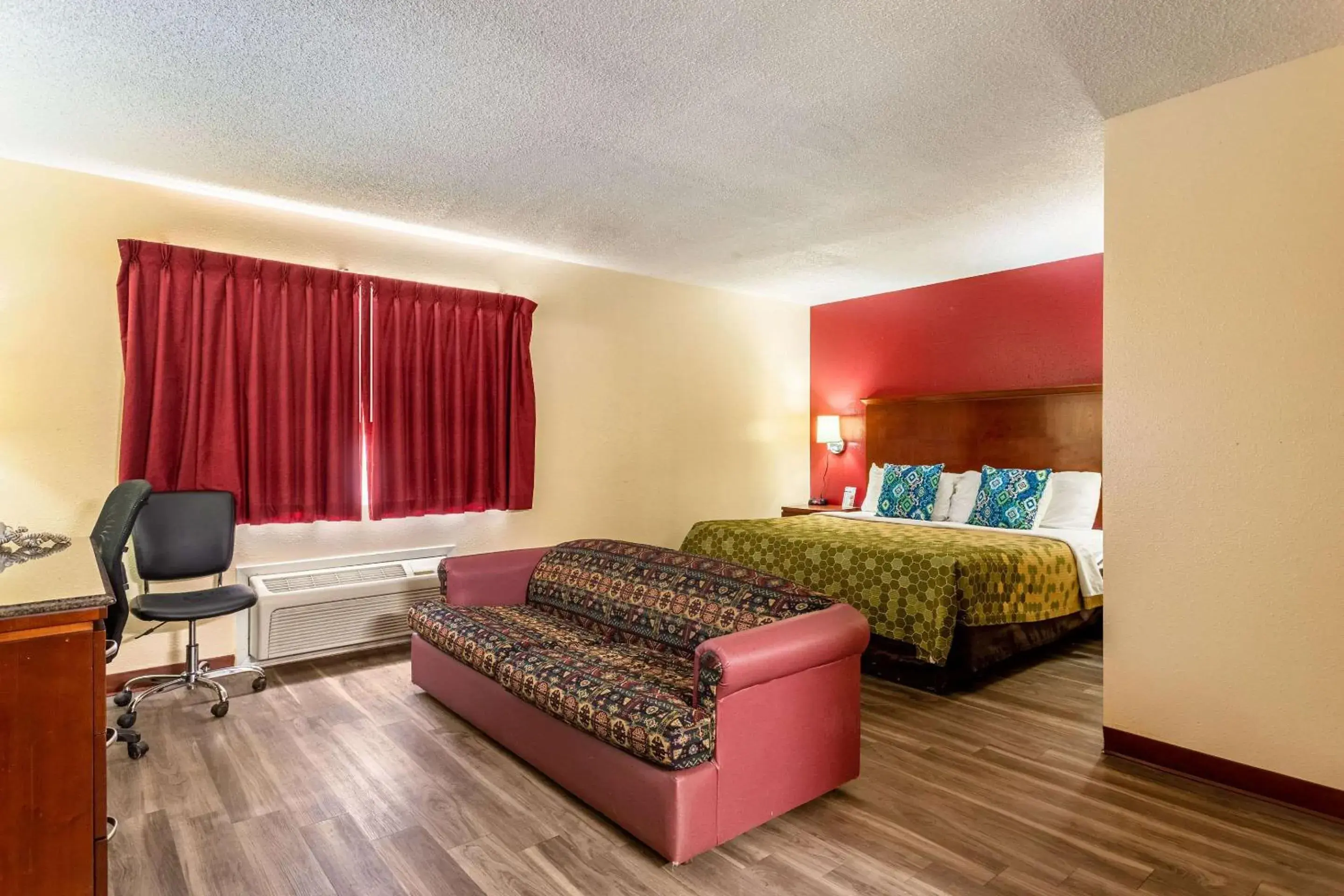 Photo of the whole room, Room Photo in Econo Lodge Gallup
