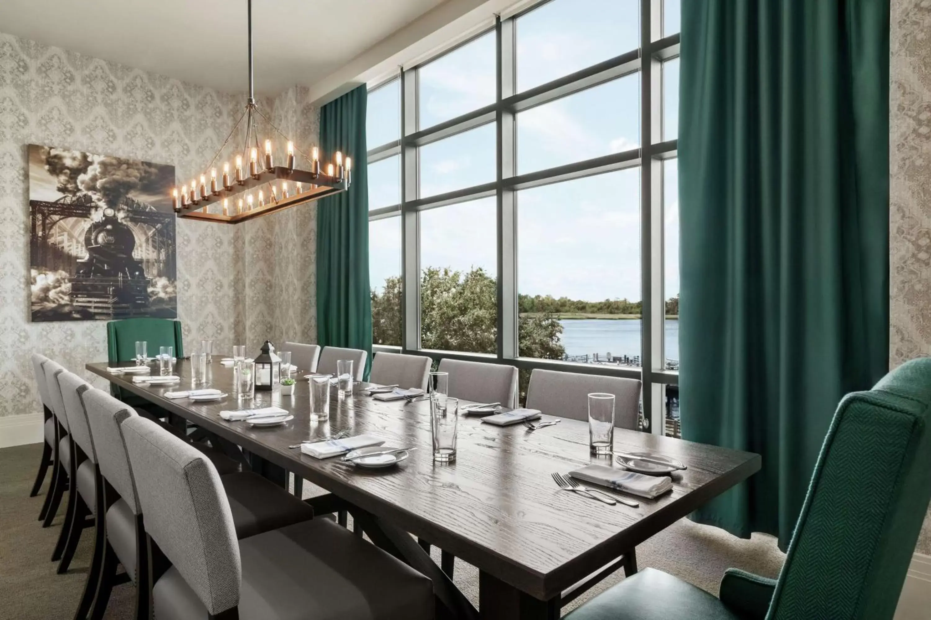 Dining area in Embassy Suites By Hilton Wilmington Riverfront