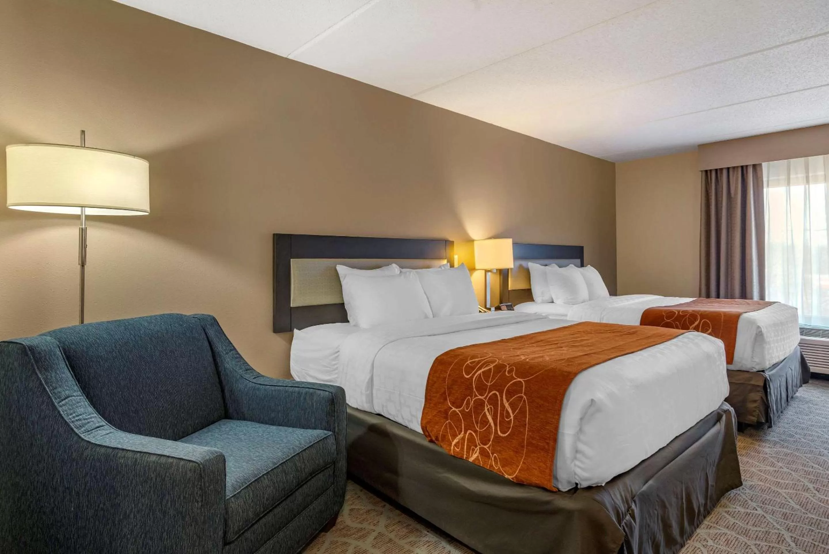 Photo of the whole room, Bed in Comfort Suites Alpharetta-Roswell - Atlanta Area