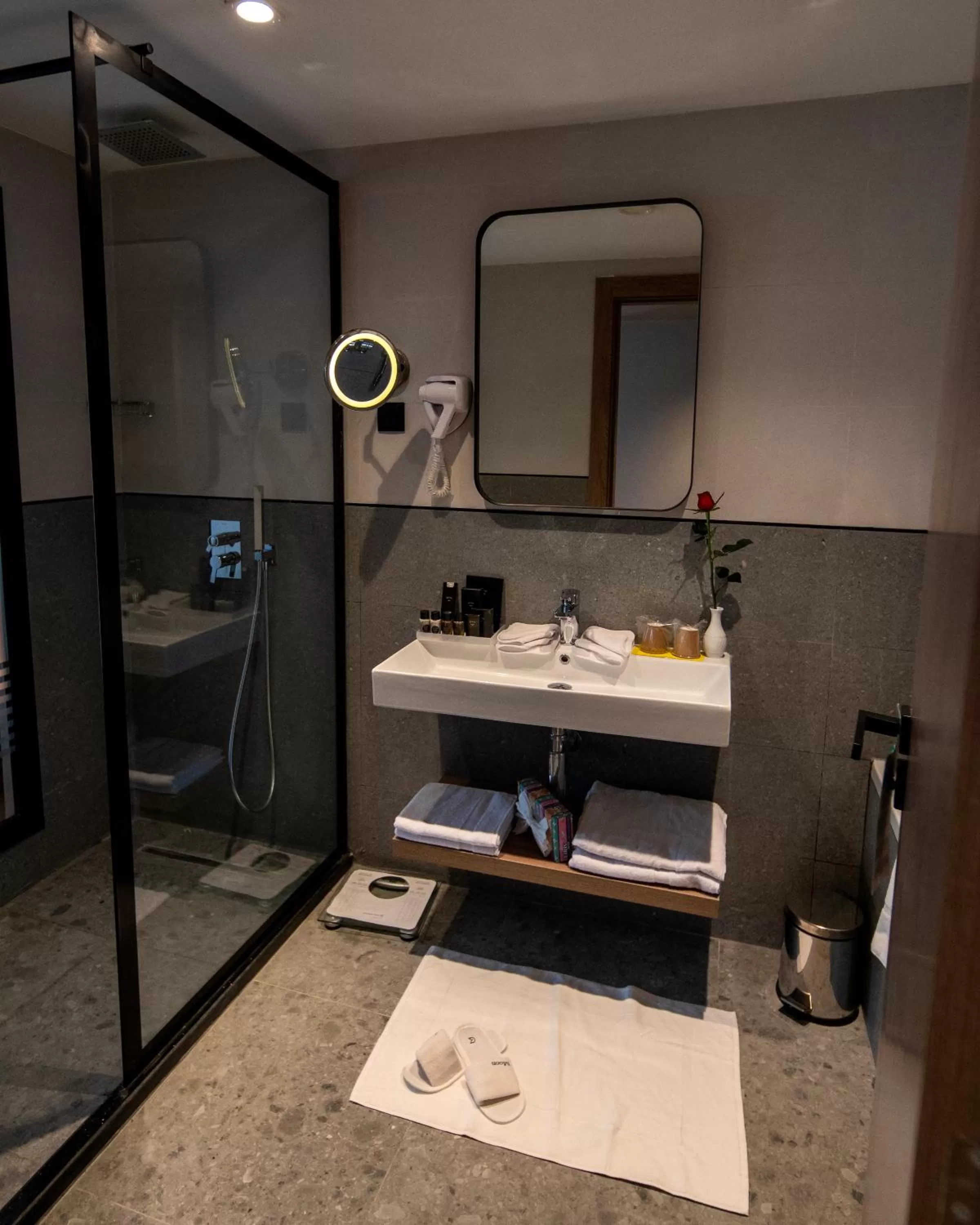 Shower in Golden Tulip El Mechtel