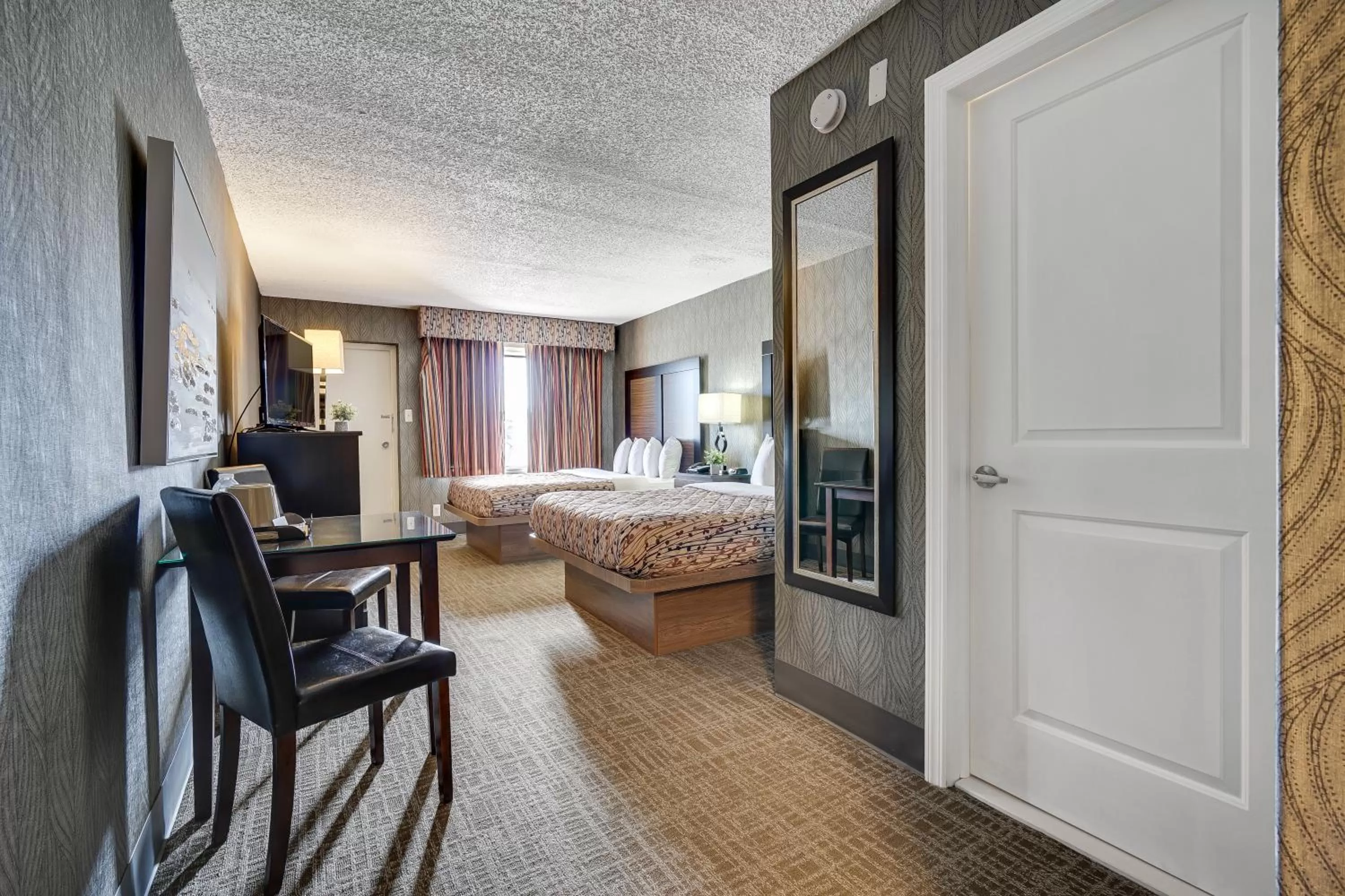 Photo of the whole room, Bed in Blue Creek Inn