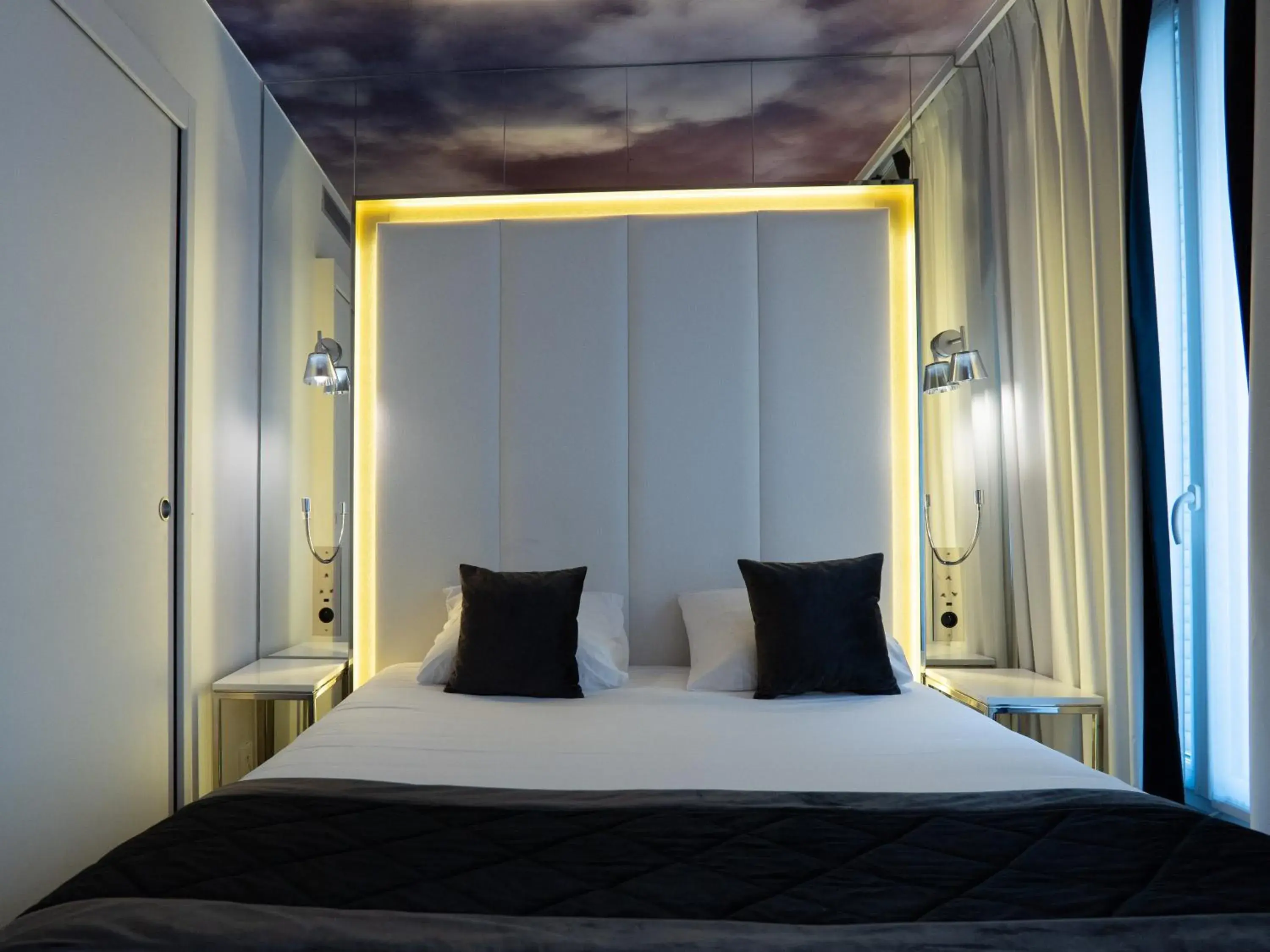 Bed in Nouvel Hotel Eiffel