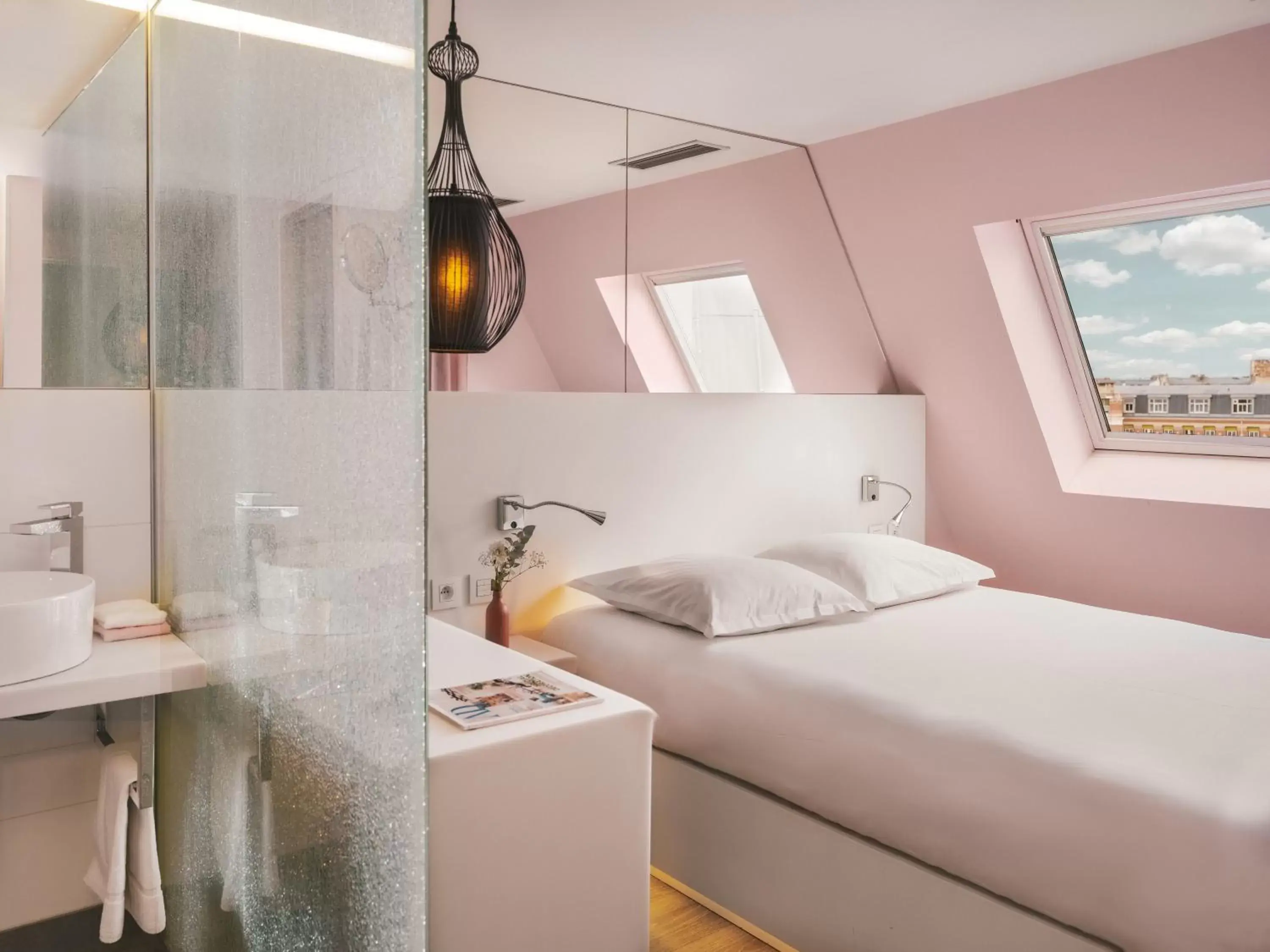 Bedroom, Bed in Legend Saint Germain