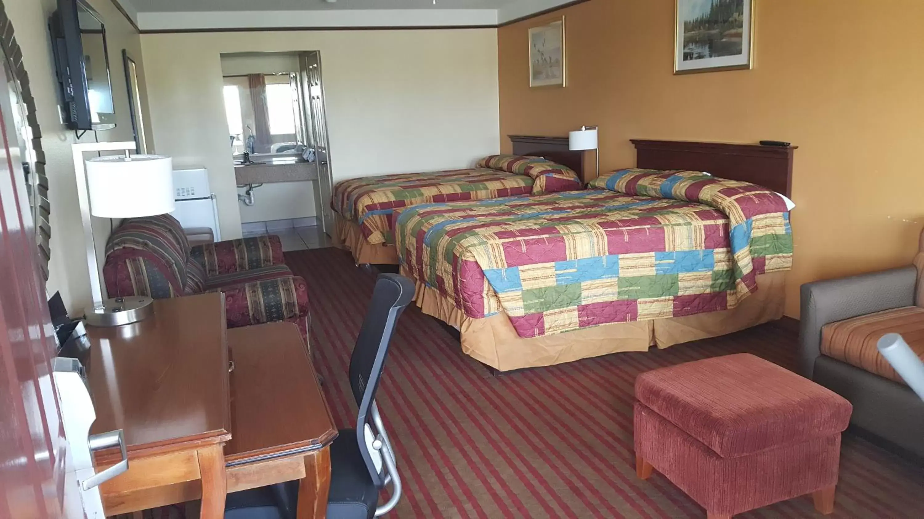 Bed in Deluxe Inn and Suites