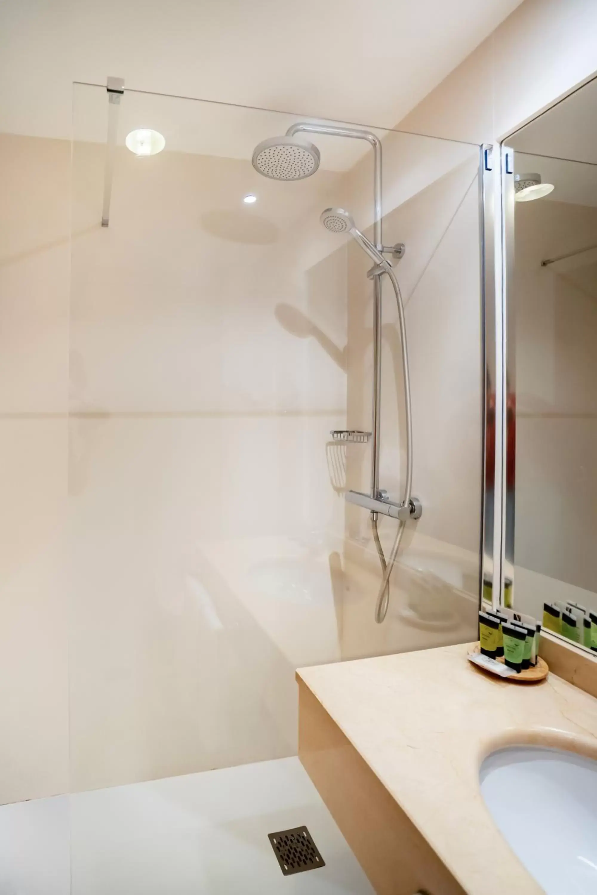 Shower, Bathroom in Gran Hotel Victoria