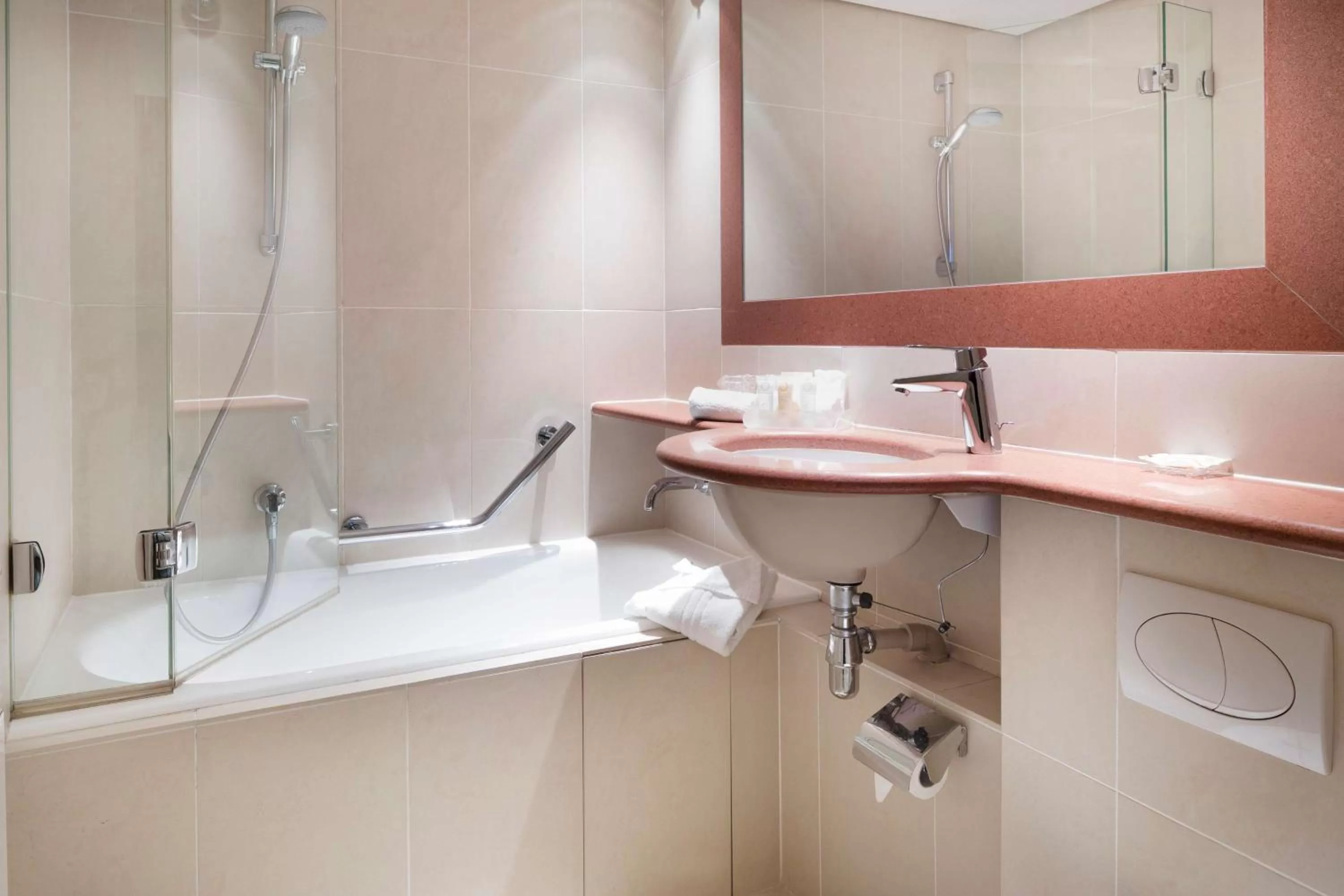 Bathroom in Hôtel Paris Louvre Opéra