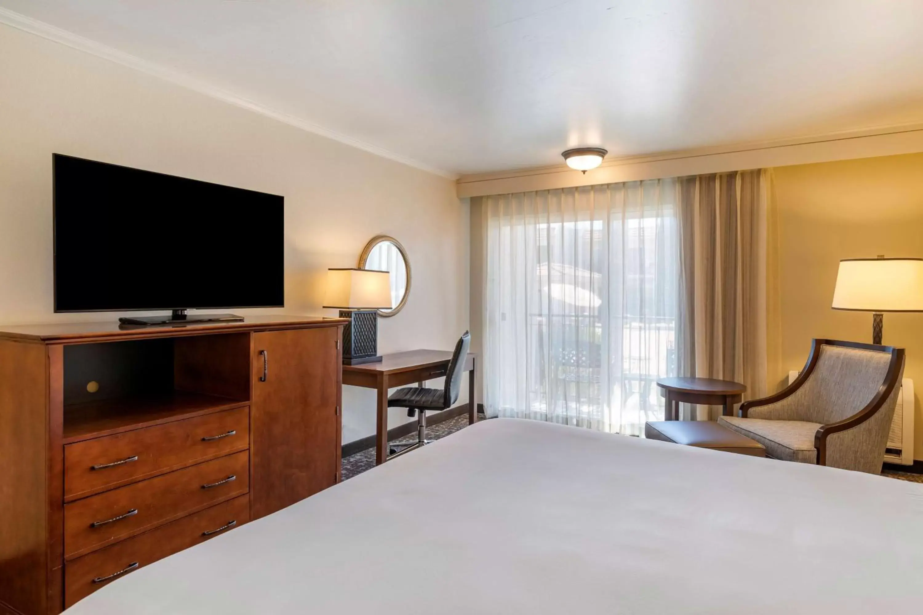 Bedroom, TV/Entertainment Center in Best Western Plus Royal Oak Hotel