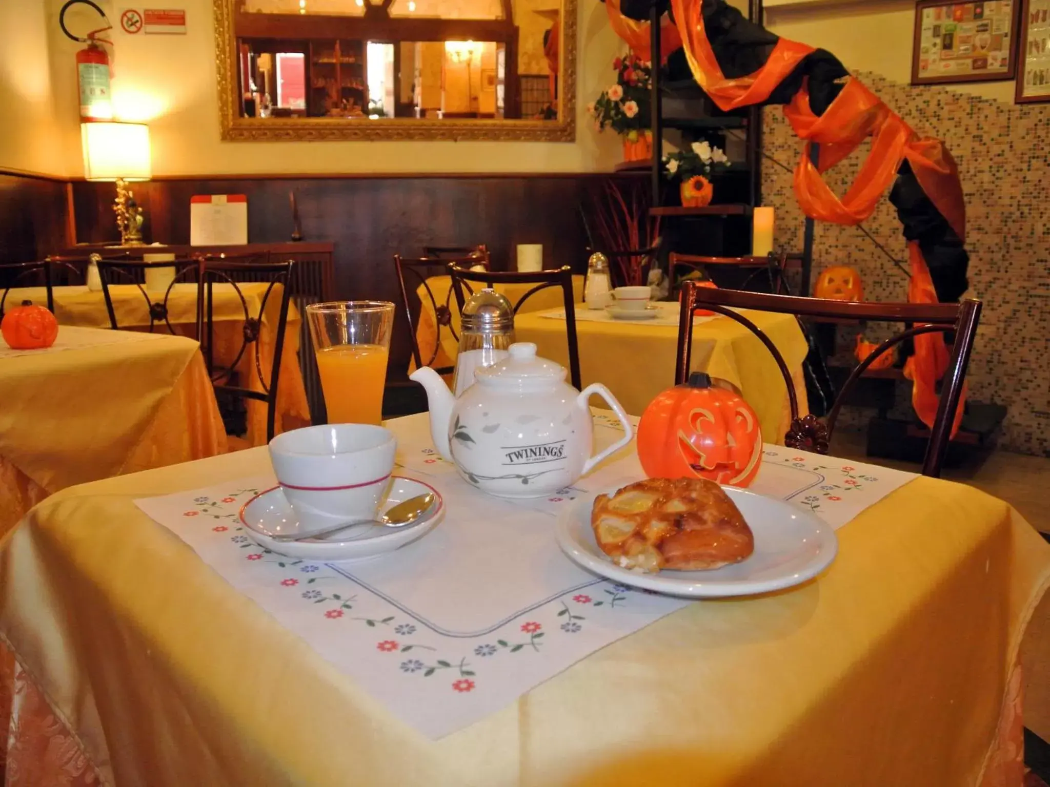 Breakfast, Restaurant/Places to Eat in Hotel Assisi