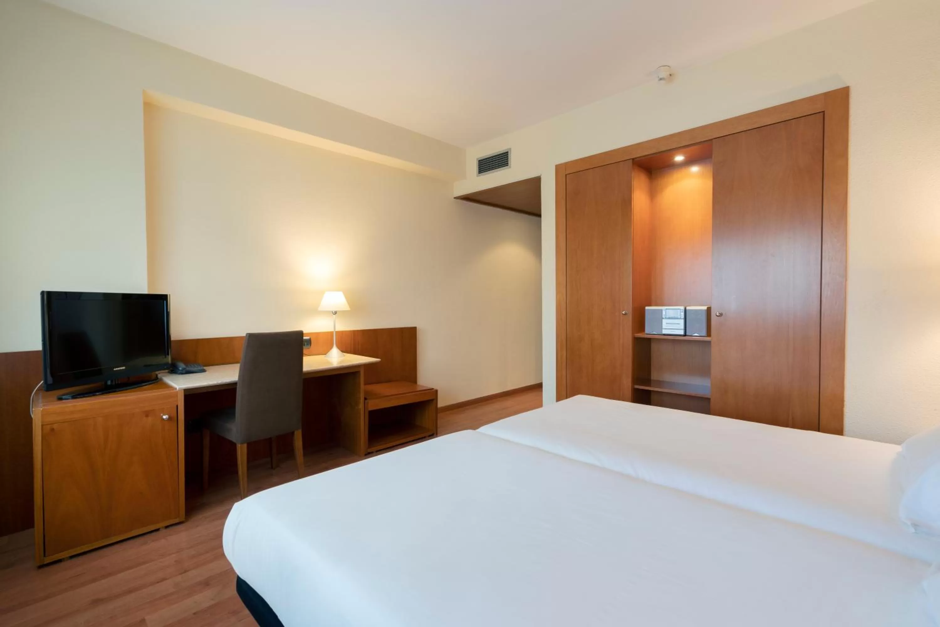 Photo of the whole room, Bed in Berenguer IV