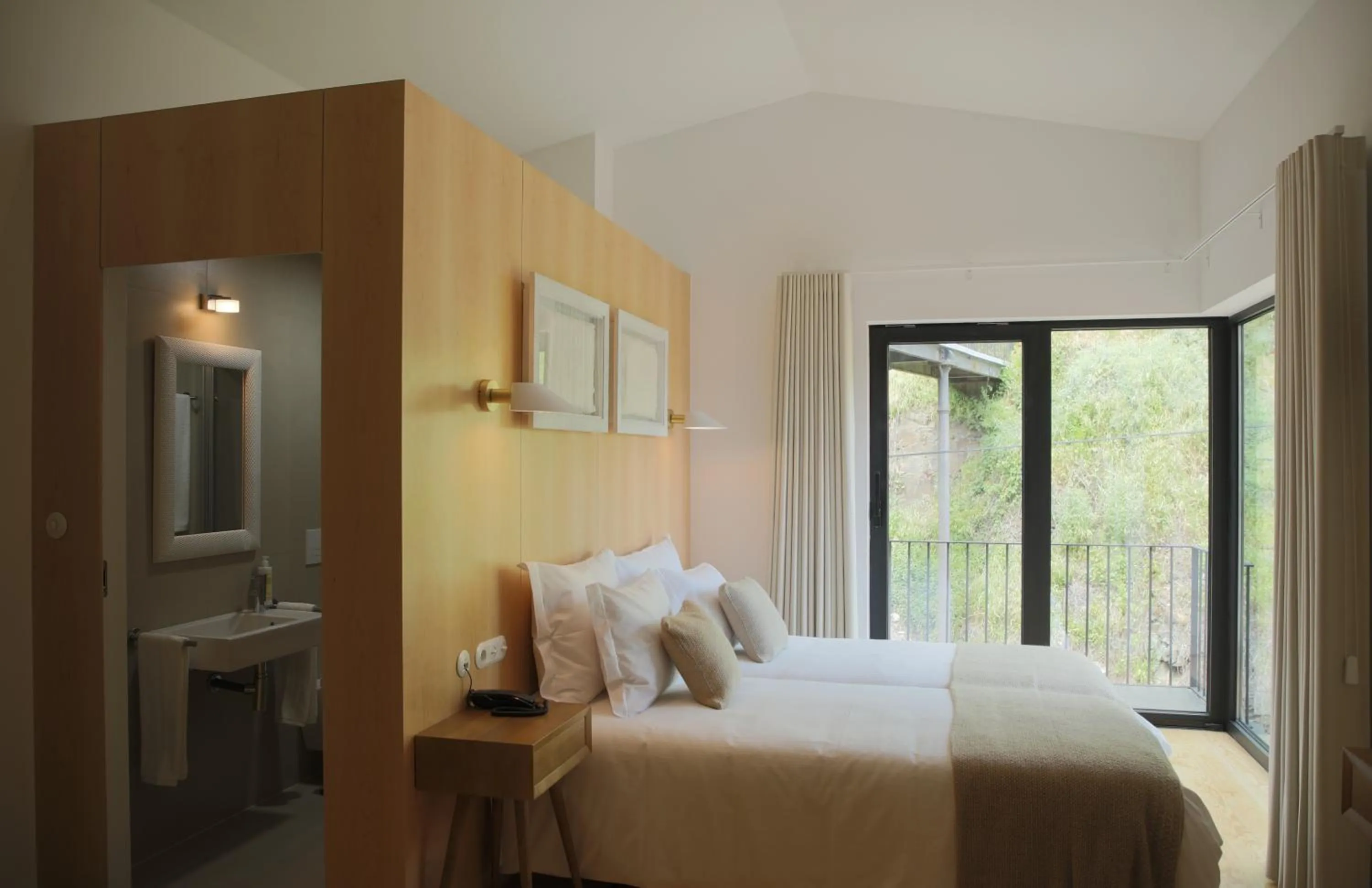 Shower, Bed in Original Douro Hotel