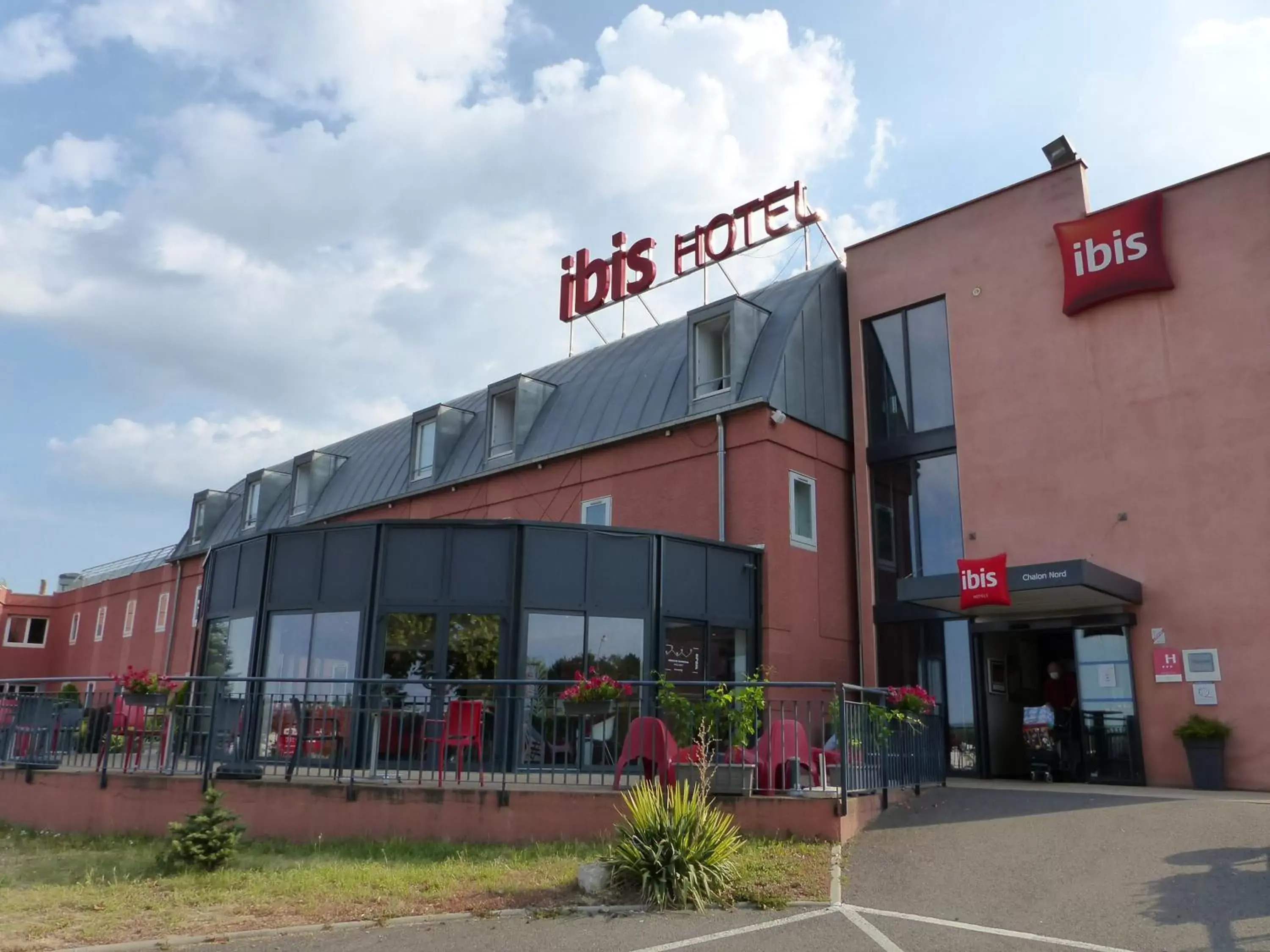 Facade/entrance in ibis Chalon Sur Saone Nord