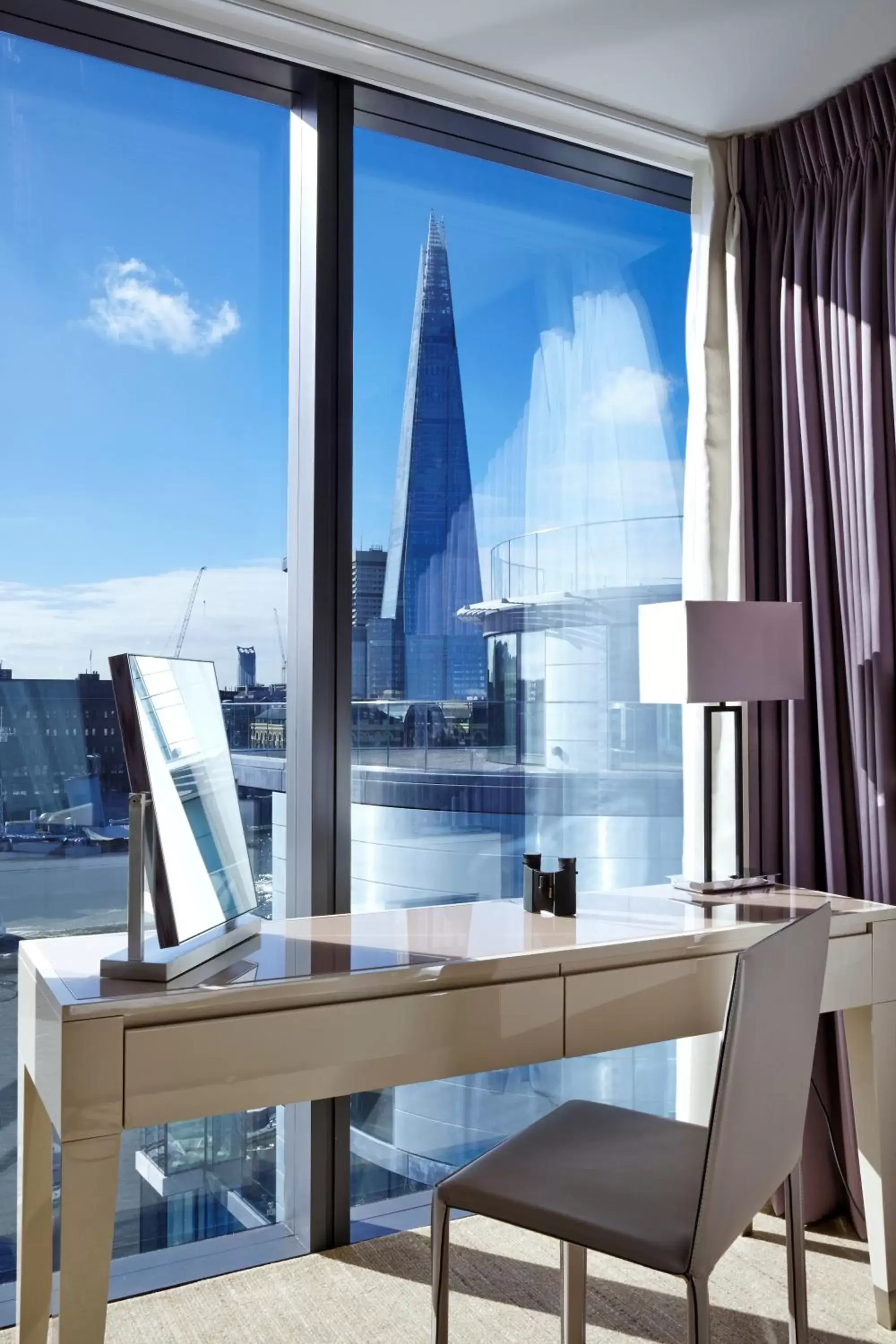 Luxury One-bedroom Apartment with Tower View in Cheval Three Quays at The Tower of London