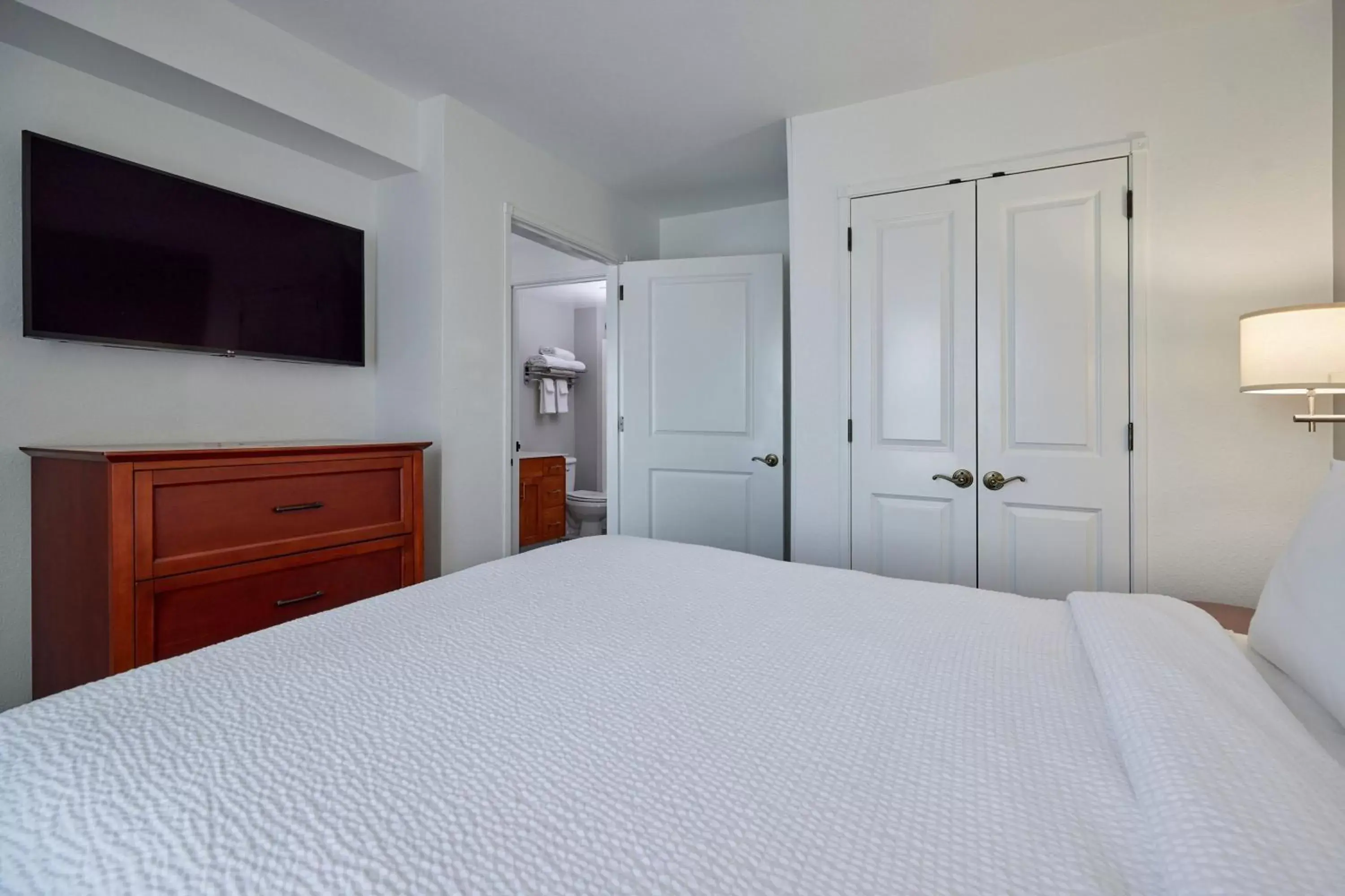 Bedroom, Bed in TownePlace Suites Medford