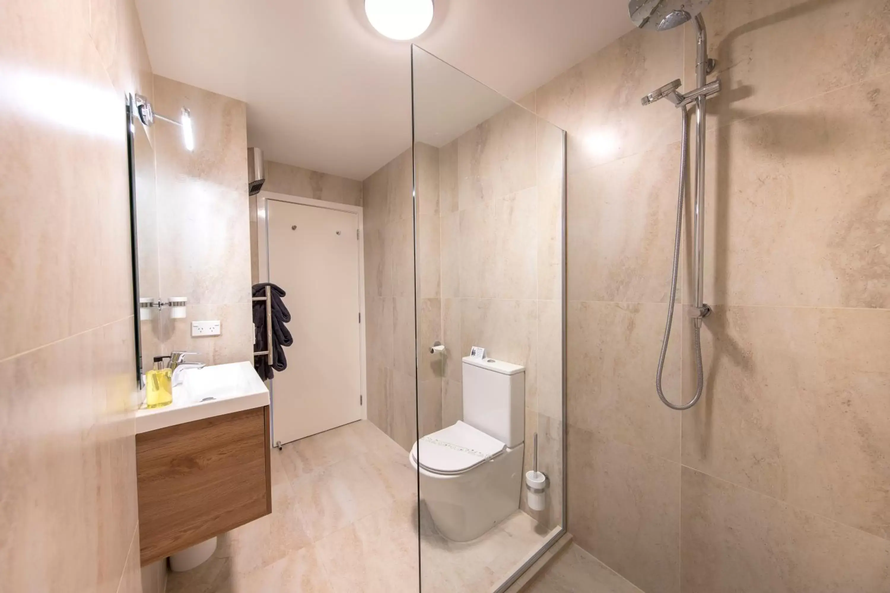 Shower, Bathroom in Lomond Lodge Motel & Apartments