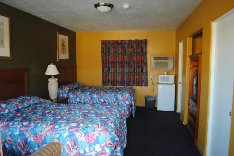Photo of the whole room, Bed in Atlantic Economy Inn
