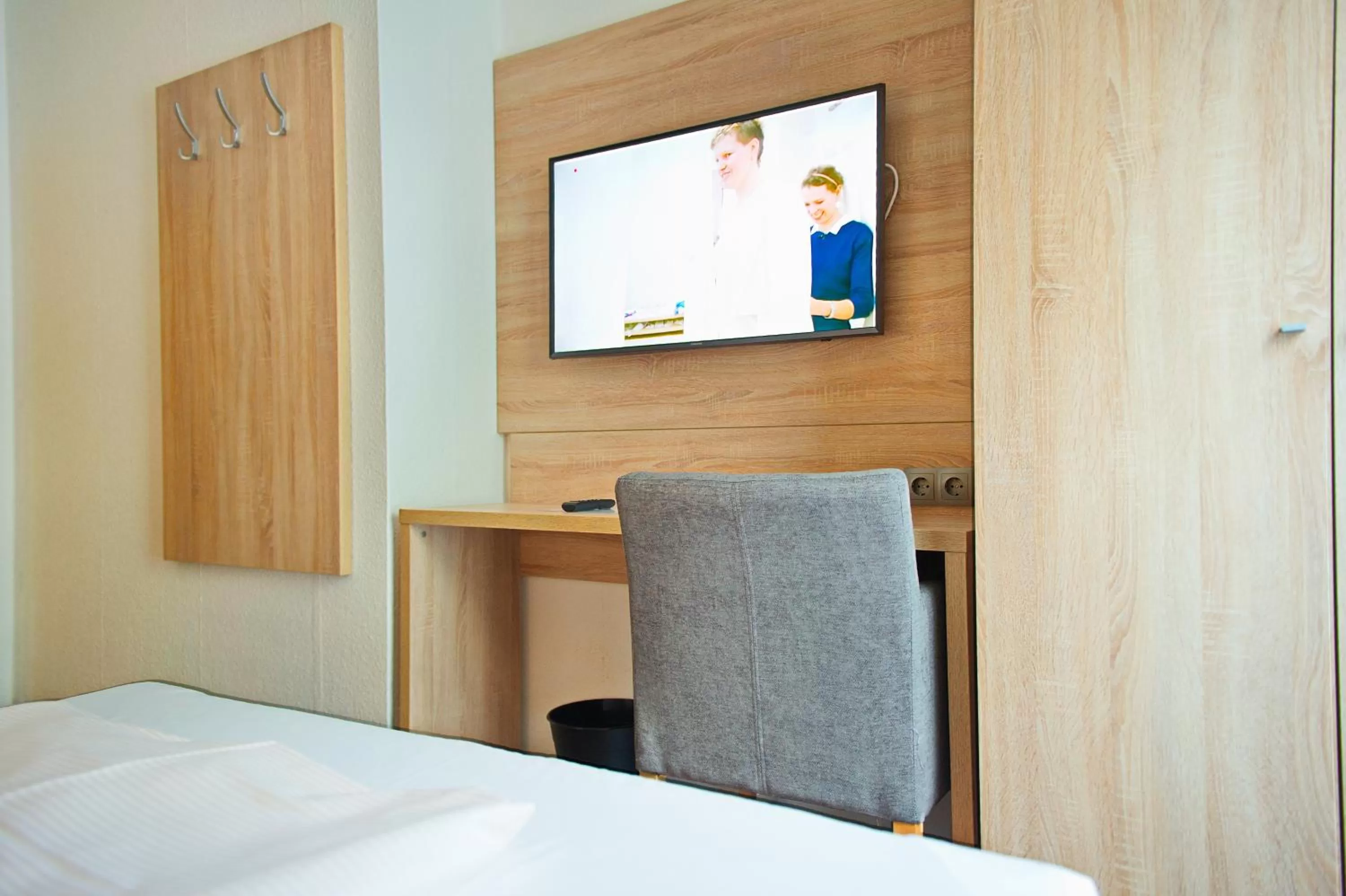 Photo of the whole room, Bed in BlnCty Hotel